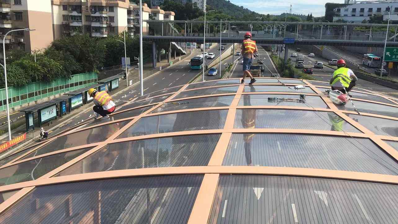 深圳罗湖区需要打胶工人,公路雨棚顶上打胶,需要5人左右,总计