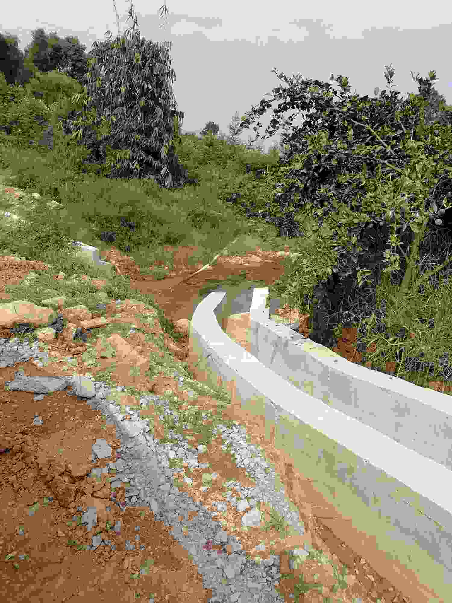 招工详情 急招做水沟班组,七八千米公路两边水沟,装模,倒混凝土,工地