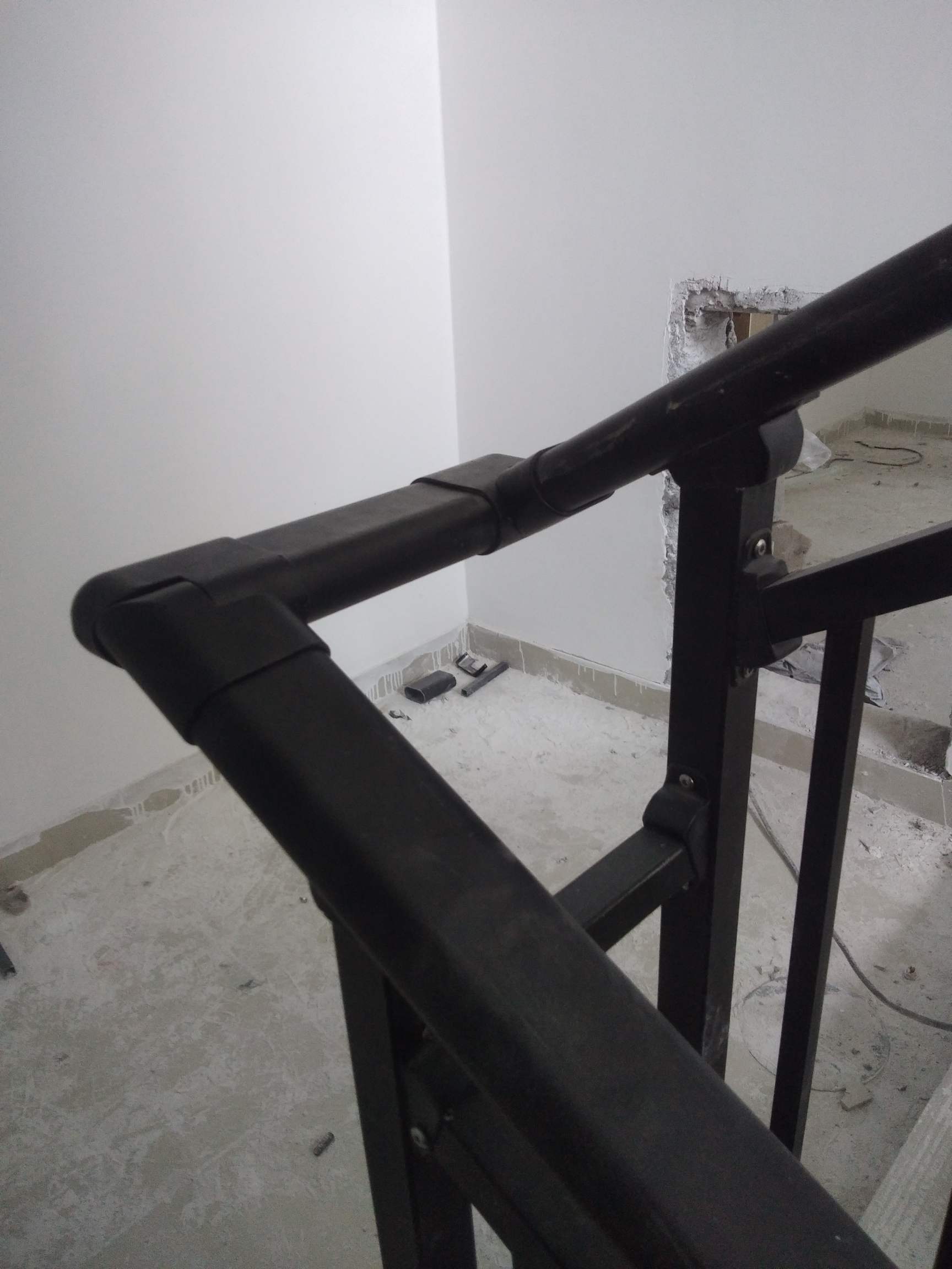 锌钢楼梯扶手现场安装图片