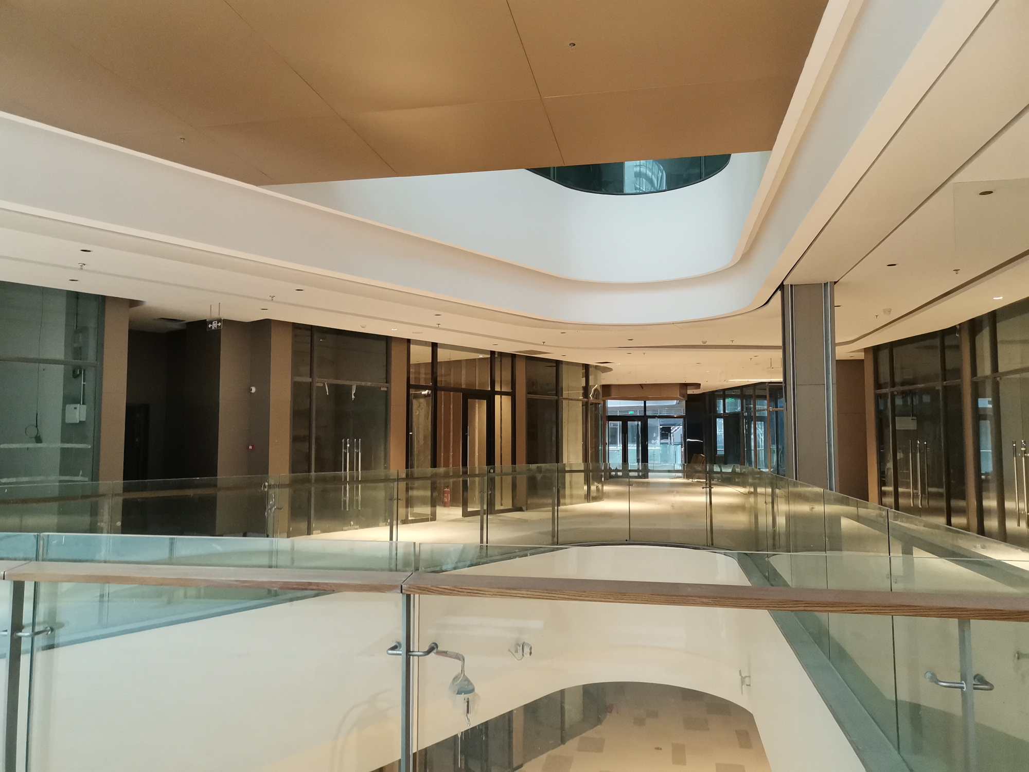 在商场主要做天花,焊骨架,铝单板,水电,玻璃隔断