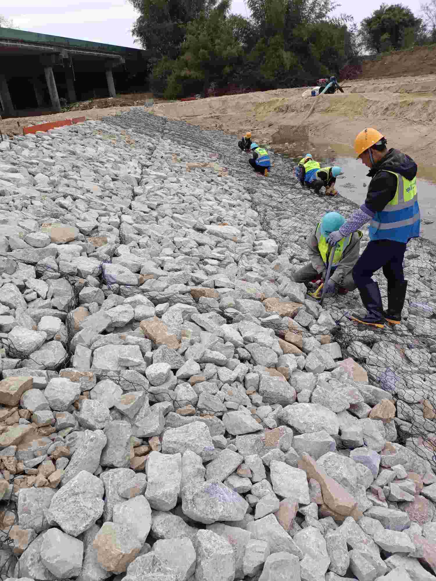 广西北海北海合浦工地做护坡工程!因工作需要找4个人可以做到年