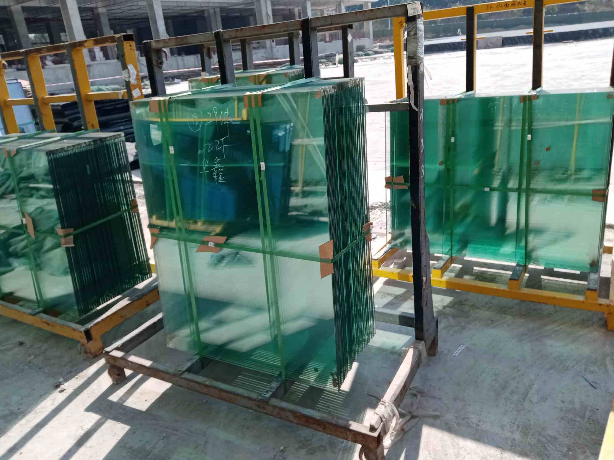 广东东莞招玻璃搬运工两名,可包可点,工地松山湖