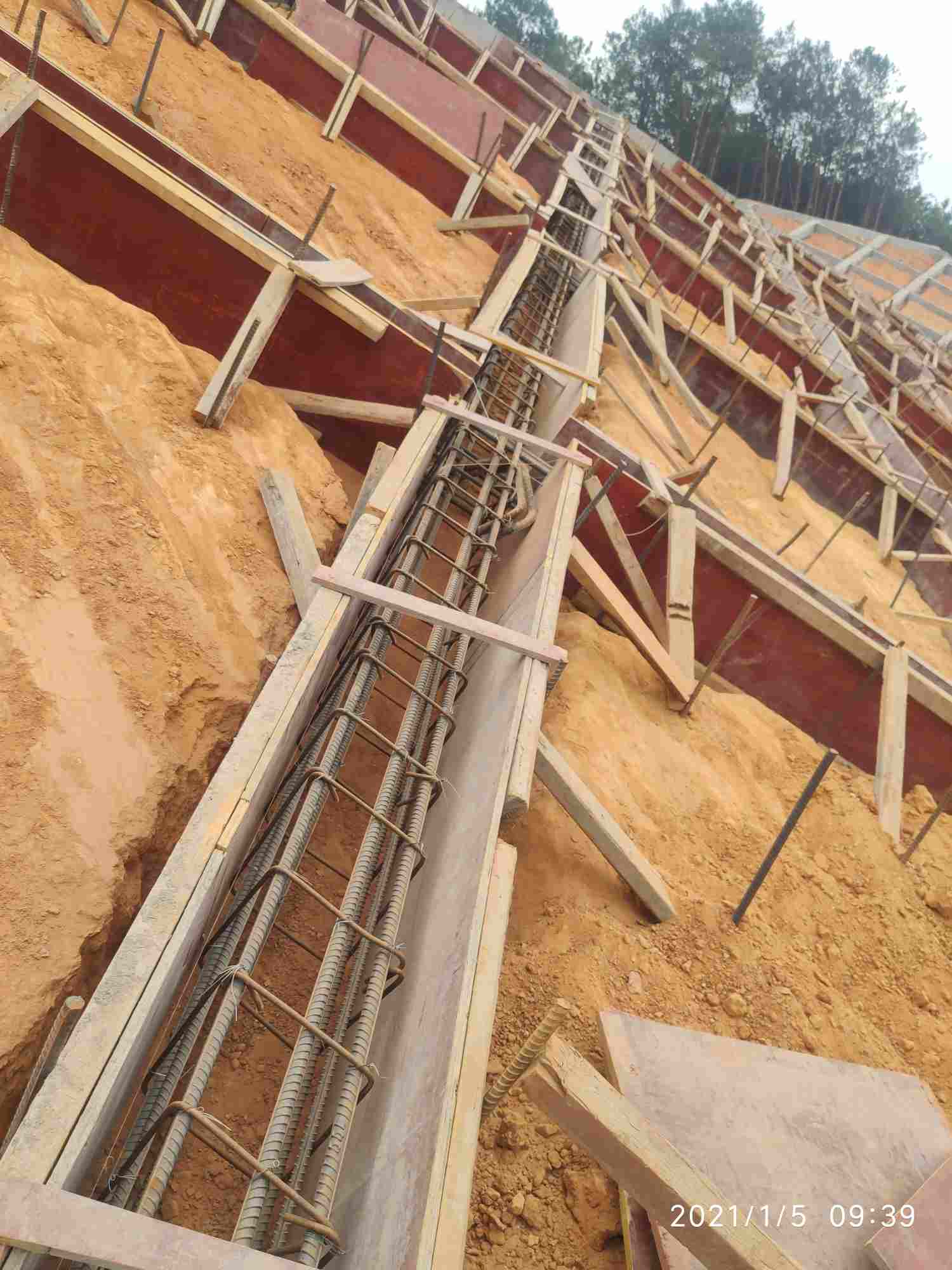 广西南宁南宁高速护坡急招盒子板木工,钢筋工包住,不是熟手不要