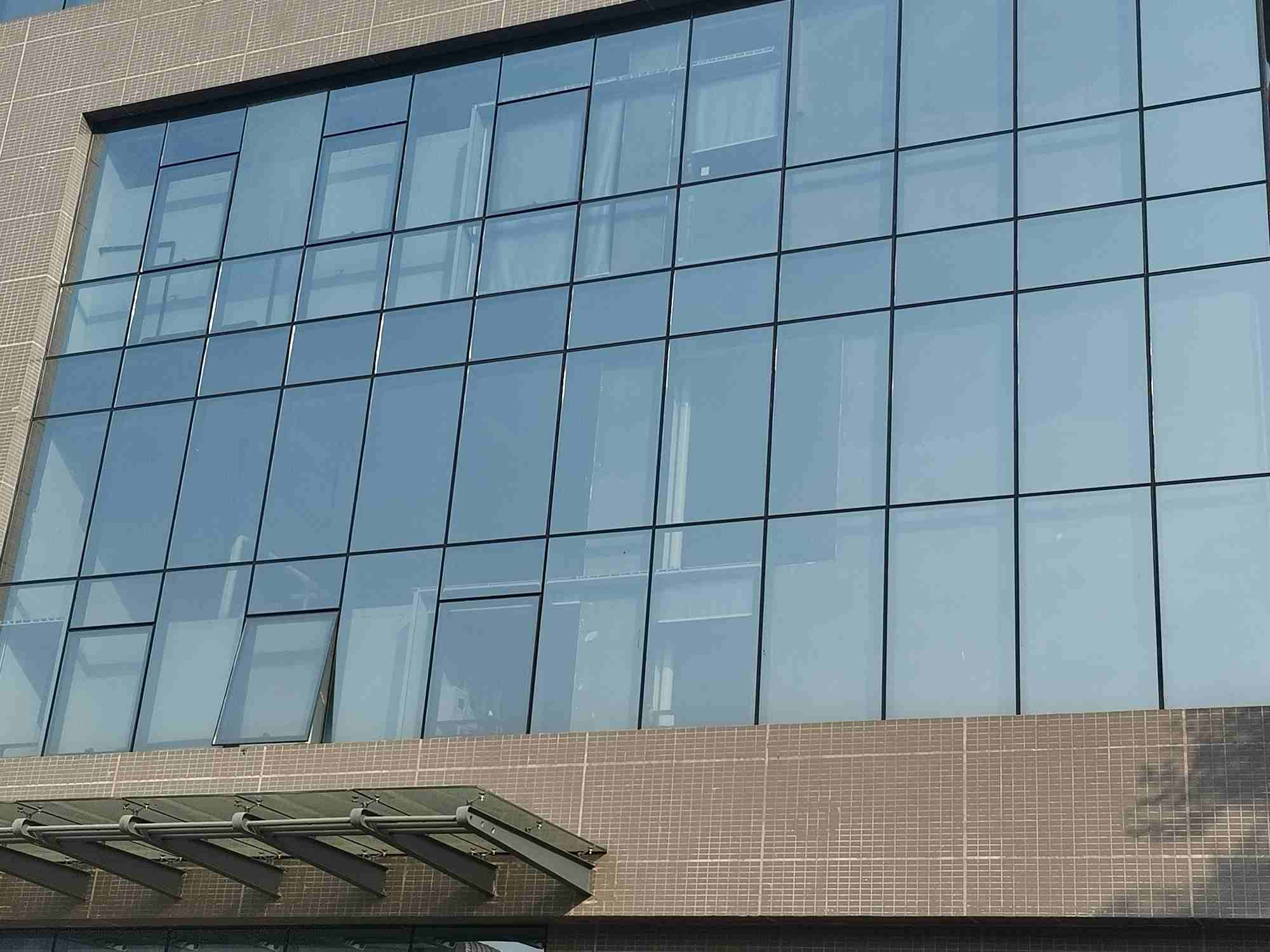 广东中山中山市火炬开发区厂房更换维修幕墙玻璃16块,维修费用