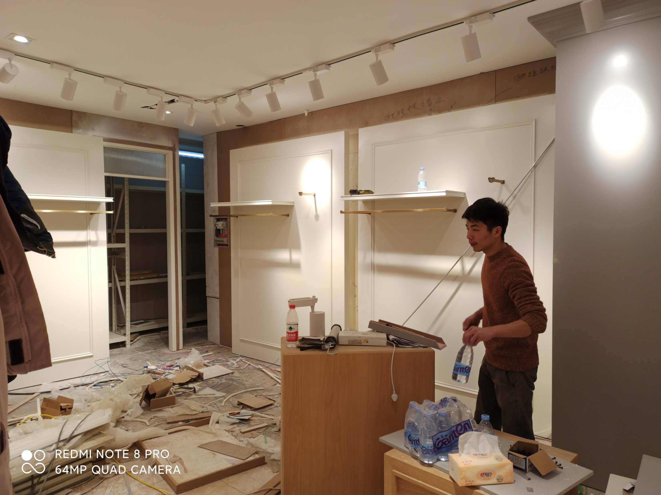 贵州六盘水六盘水百盛商场服装店装修需要贴56卷墙纸