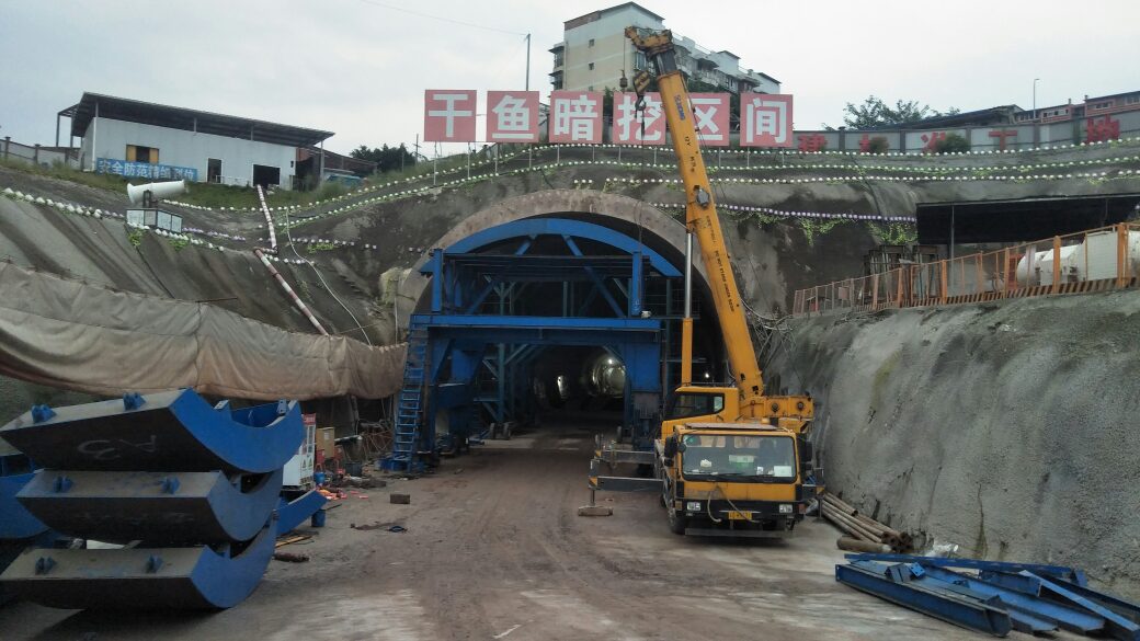 重庆江北区重庆江北区鱼嘴轻轨隧道工地需要两个会冷弯机做拱架的