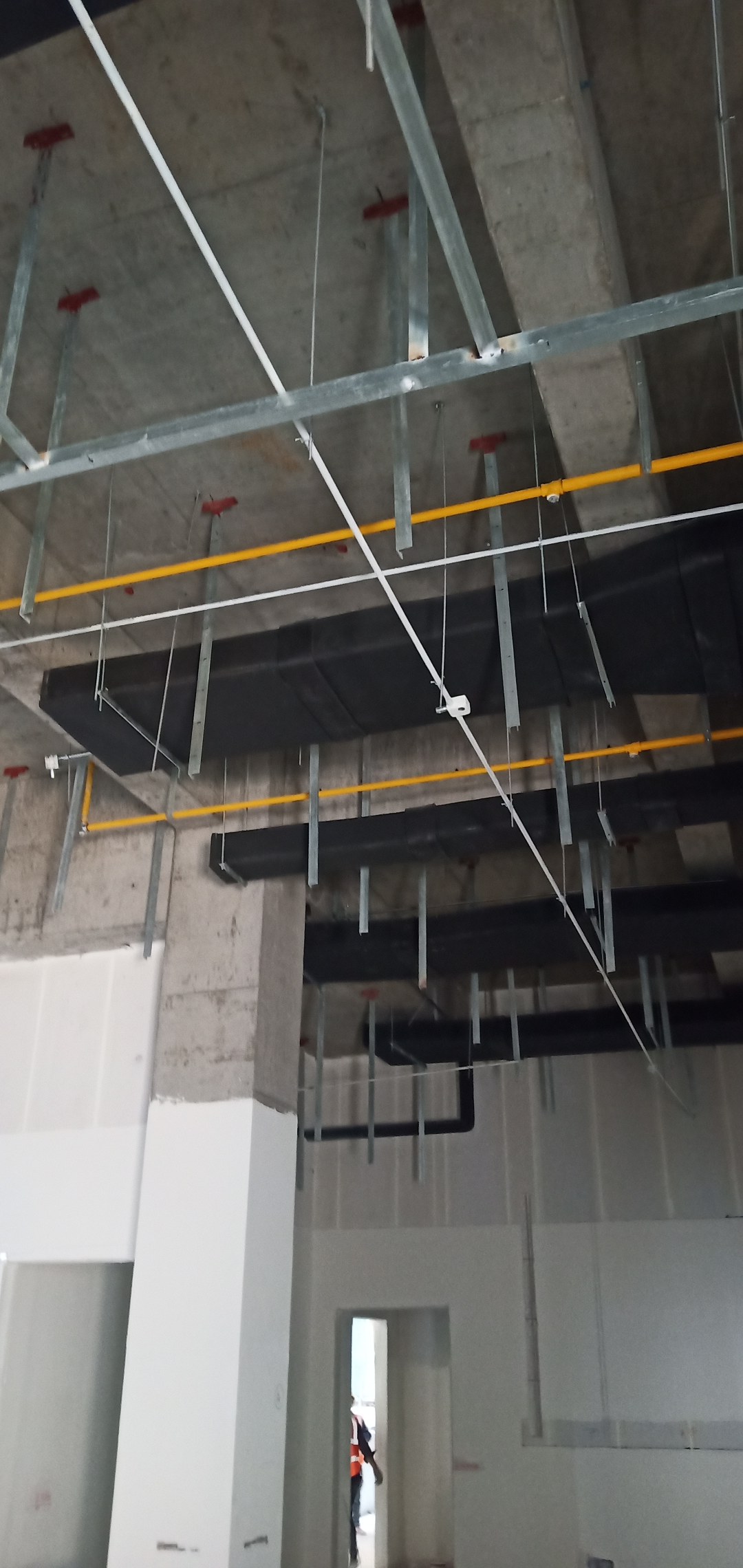 武汉蔡甸区招25人以上的焊工班组做角铁吊顶有2万平张总