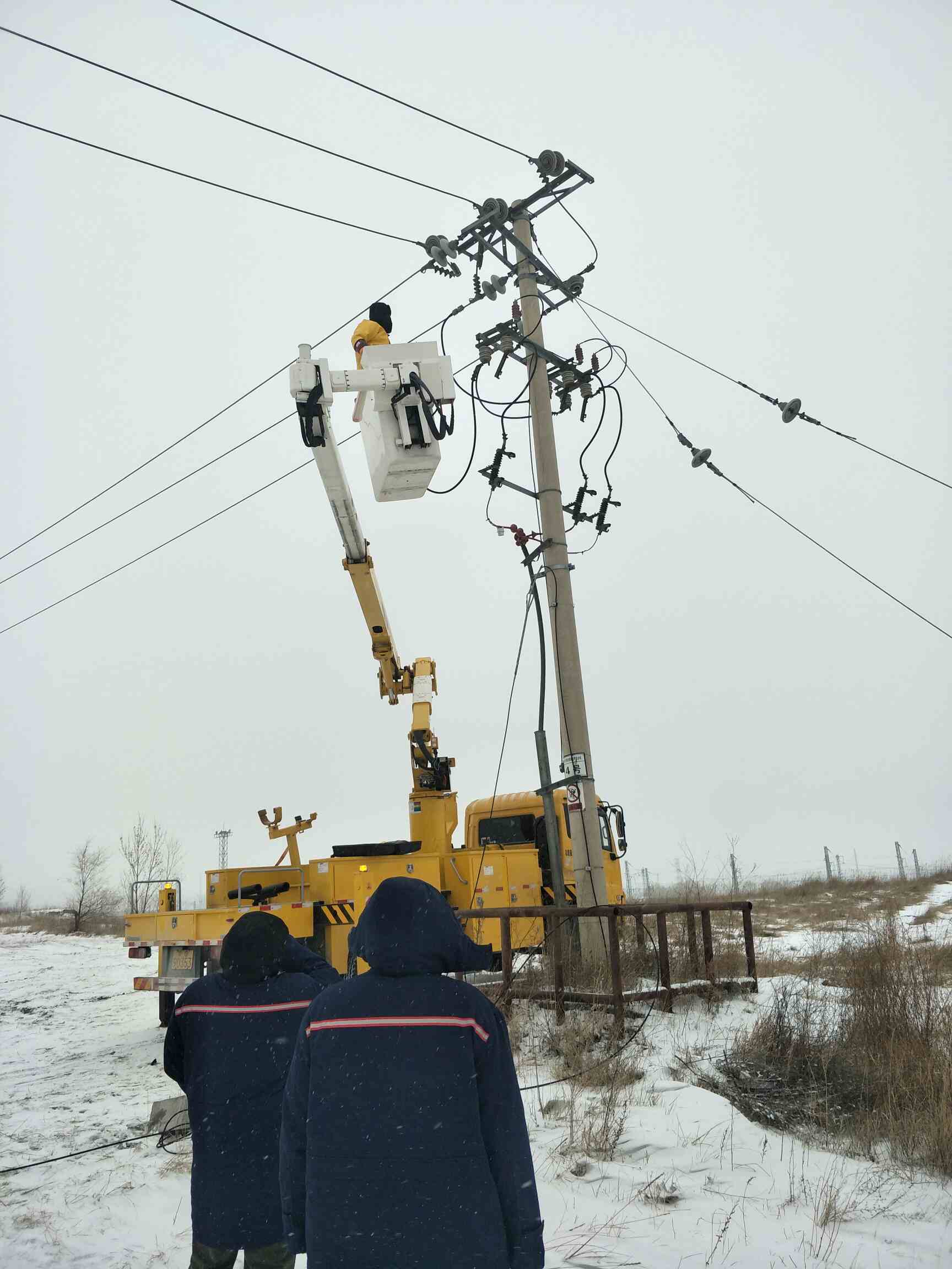 通辽霍林郭勒市招聘外线电工能登杆作业