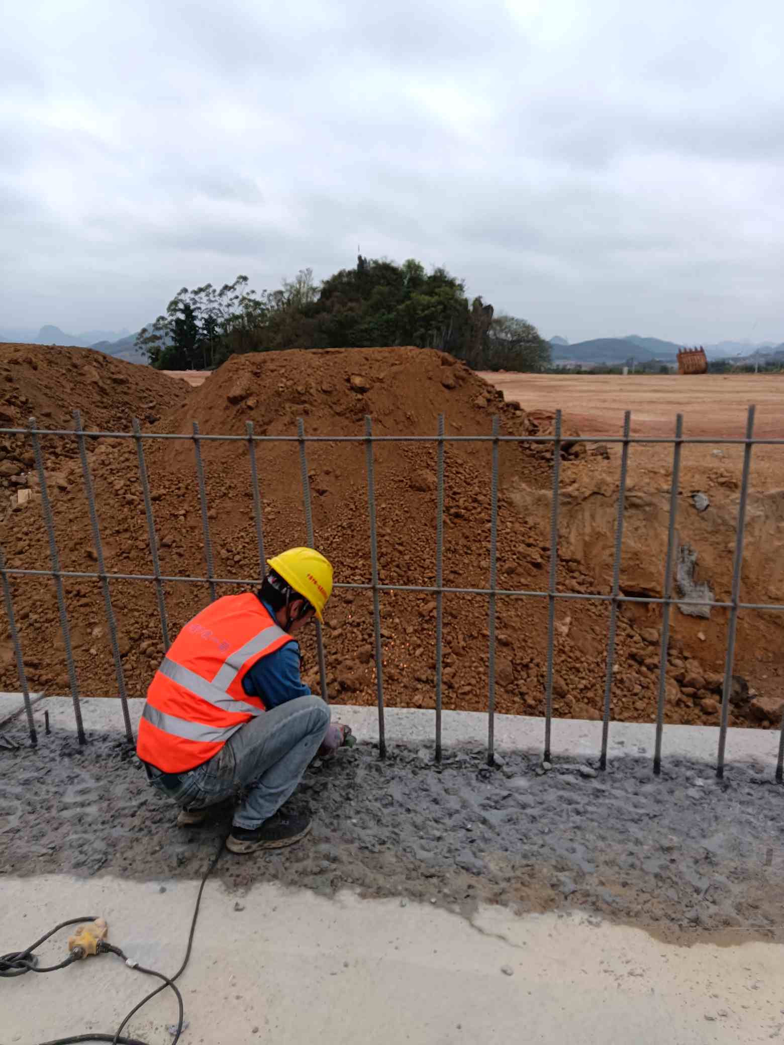 来宾兴宾区小涵洞找木工.小工.5个.工资电话谈.