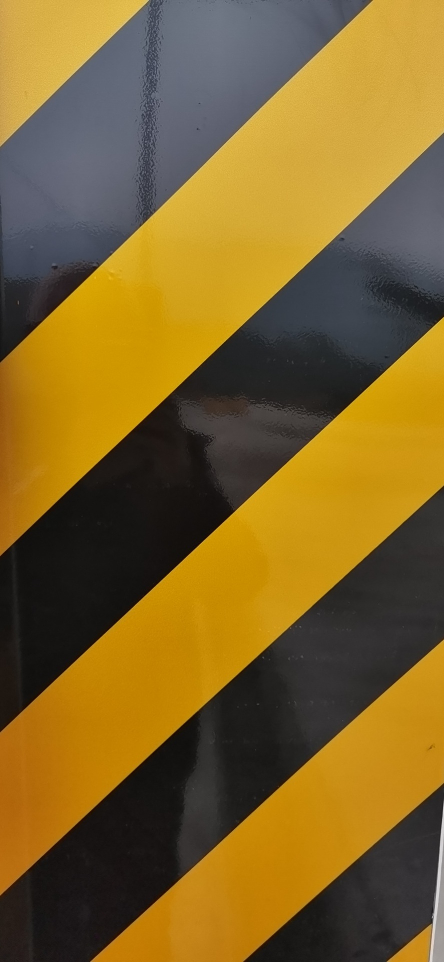 重庆江津区富来泽广告公司招聘油漆工一至两名,外墙刷黑黄漆耿总