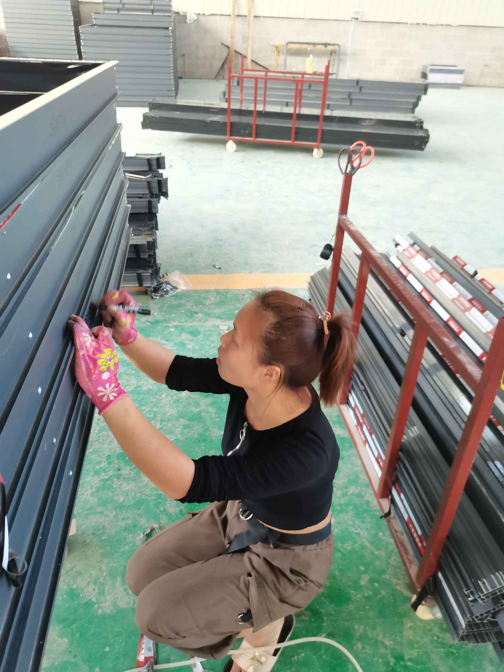 南宁江南区本厂专业制作铝合金门窗厂,现在本公司生产矿大急招男