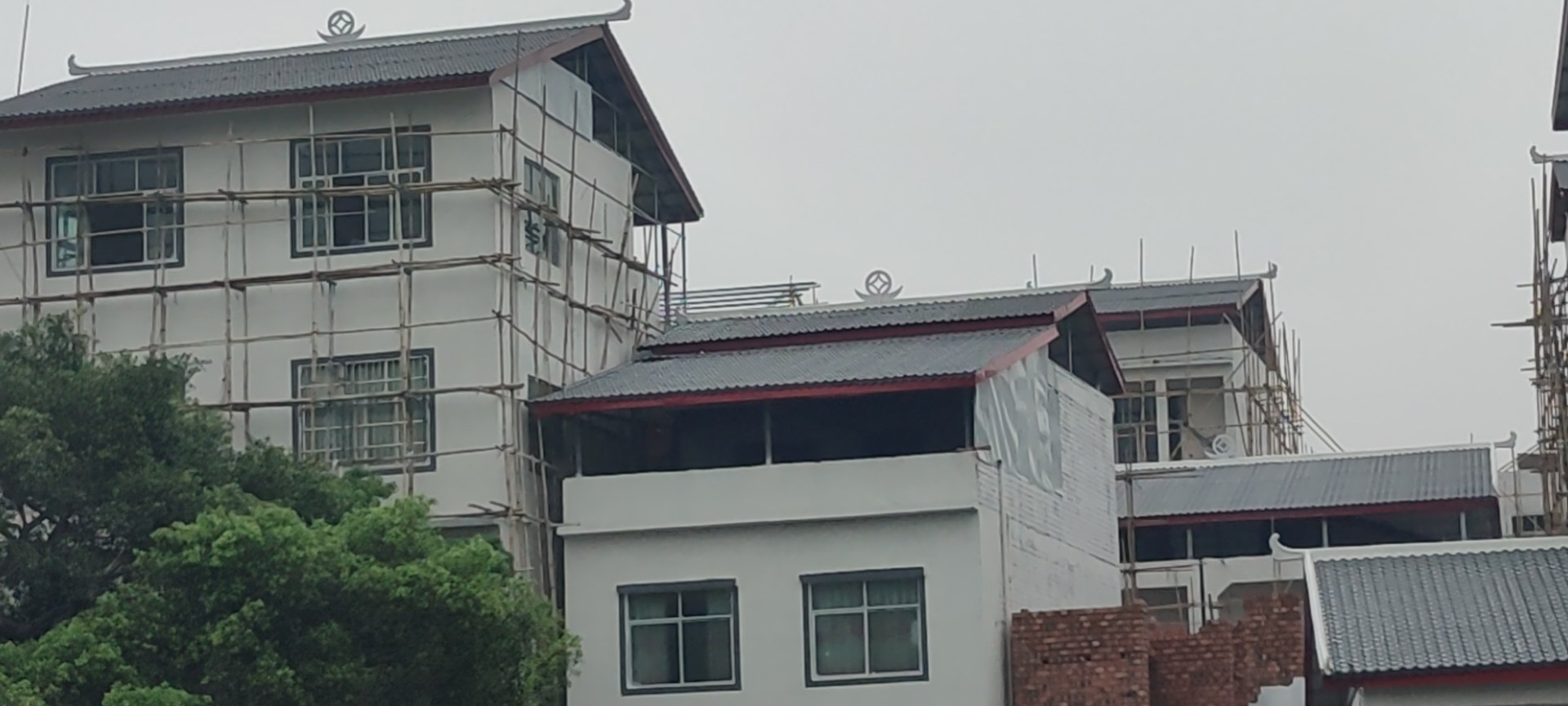 广西百色现有亮化工程做楼顶铁棚,二十万方,有老板要分包的吗?