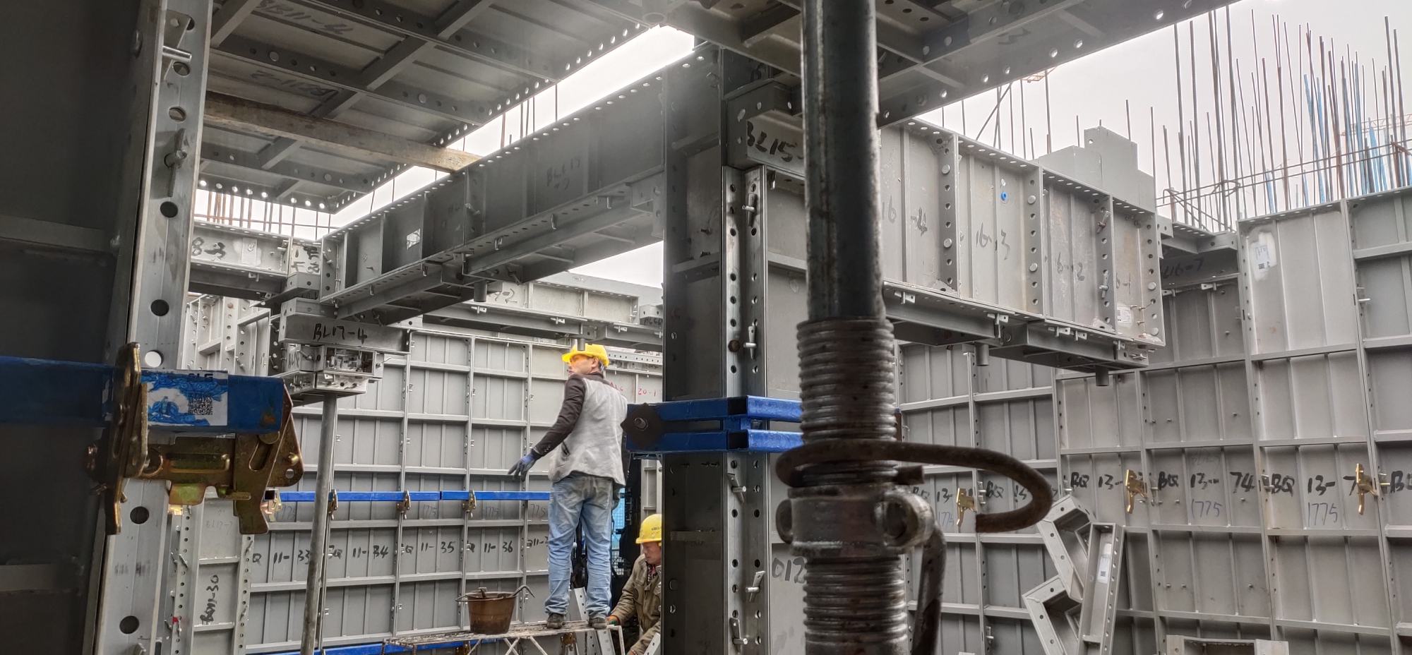 柳州柳南区本部专业招收铝模组装工4名,会看图纸熟人者优先.点