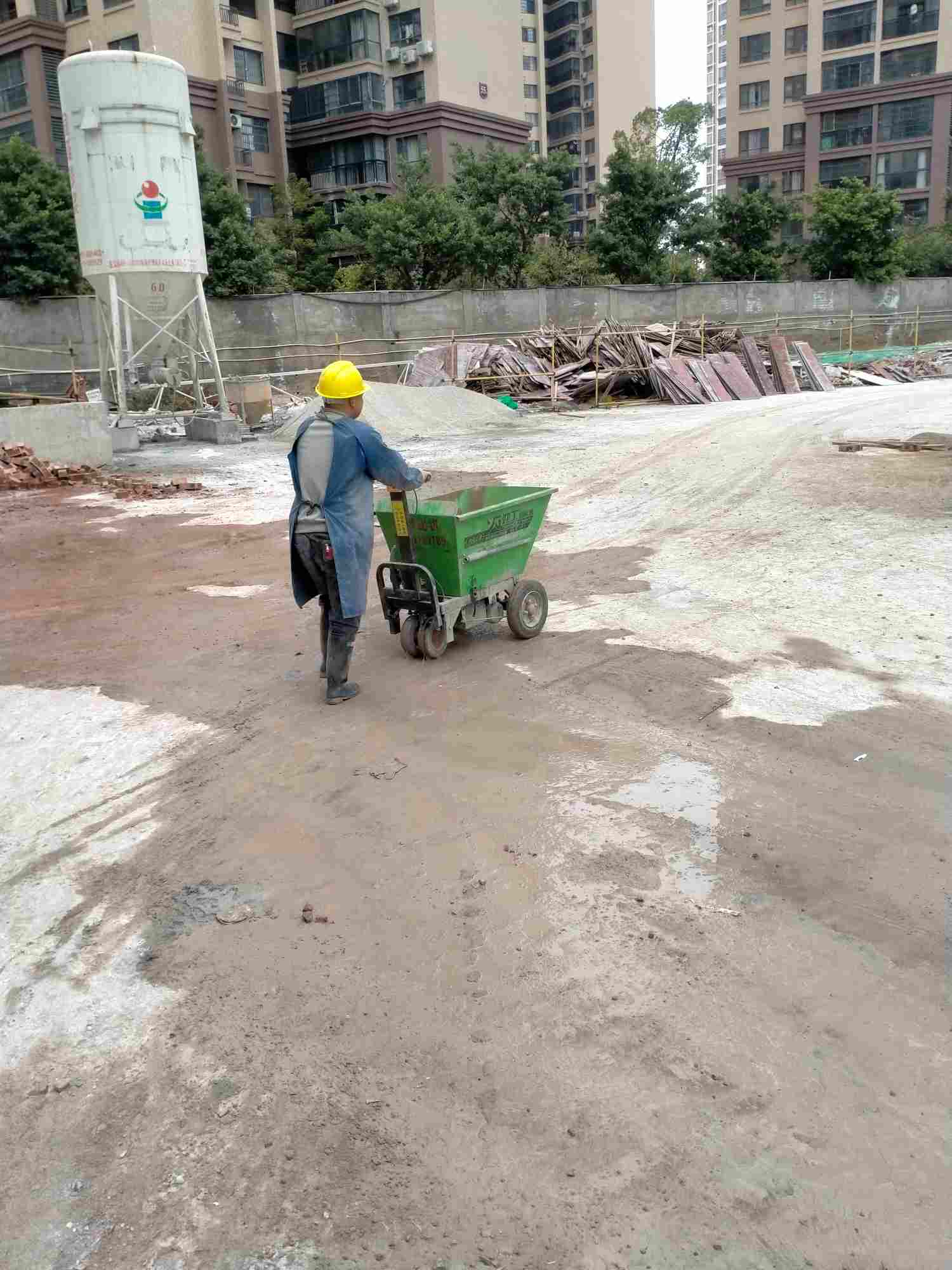 柳州鱼峰区招男小工一名电车上沙子搬板等160天工地