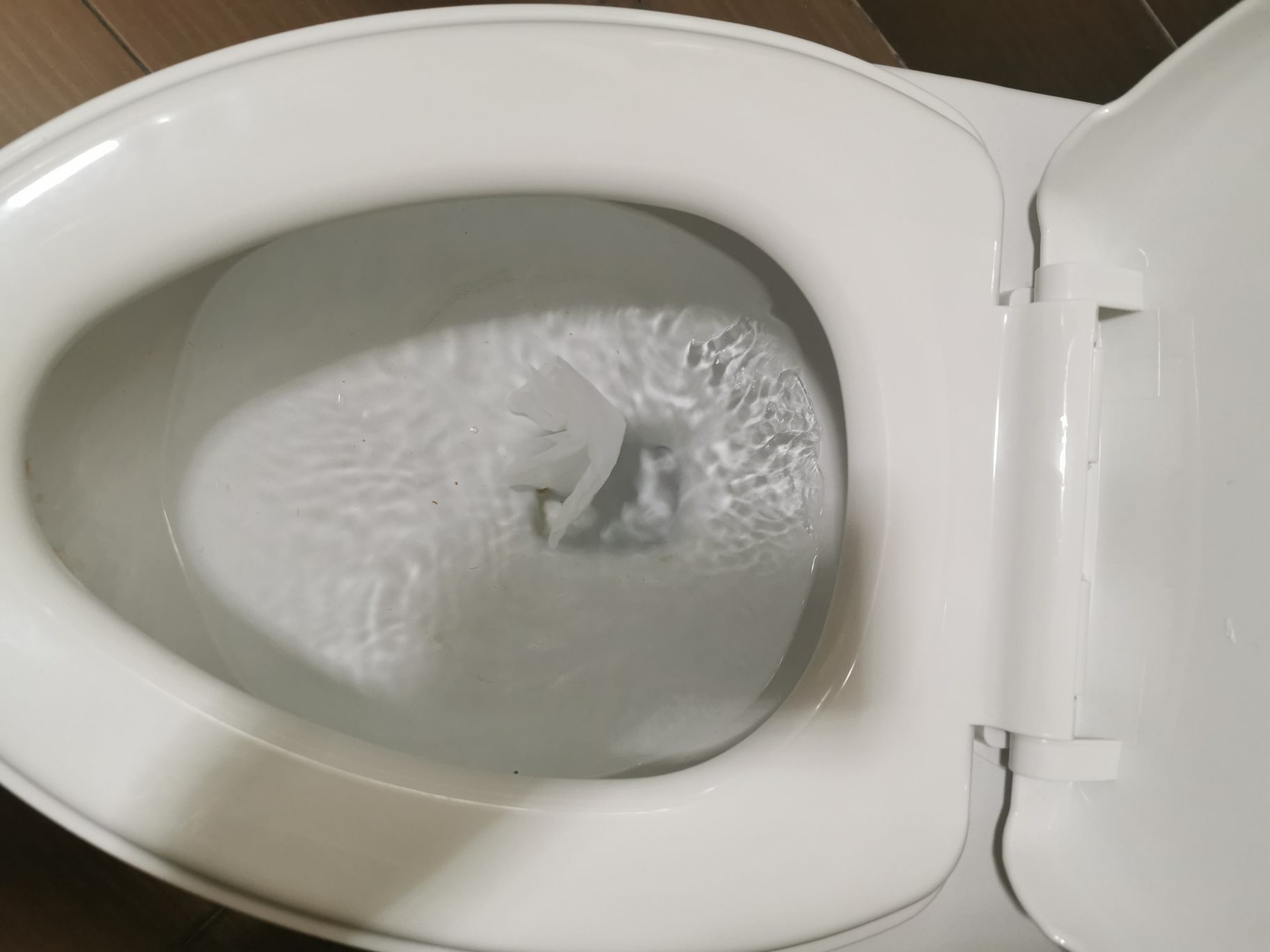 一个厕所马桶后面有臭气出来.2.另一个马桶堵塞,后面有臭气出来.