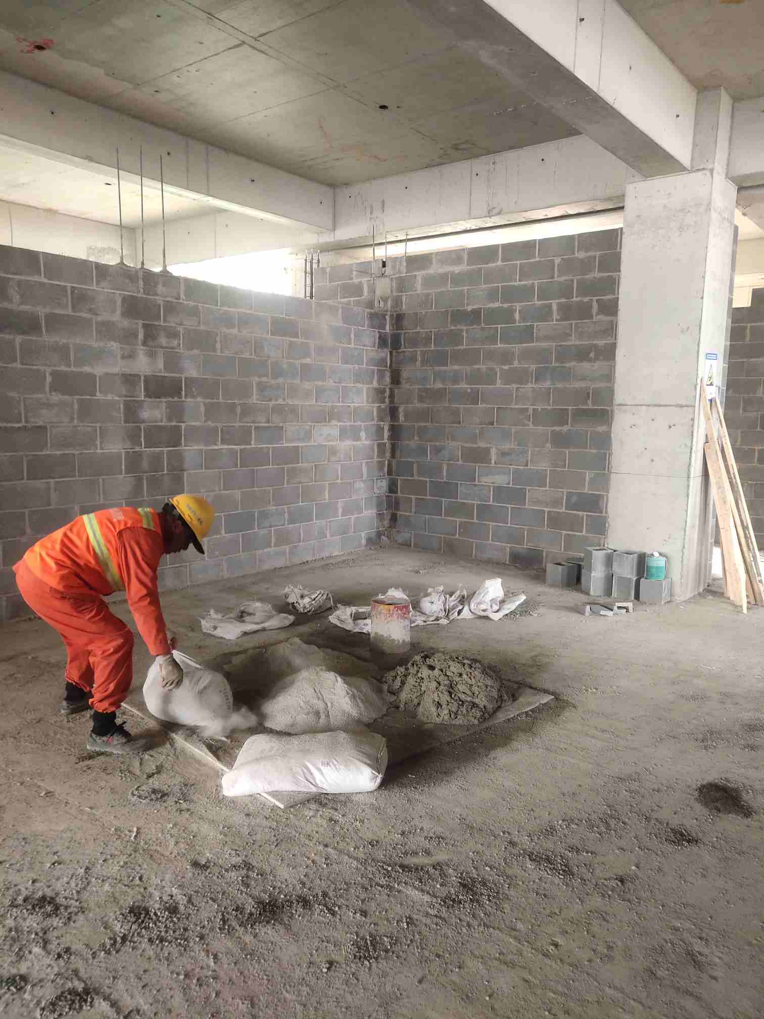 邢台桥东区有加气块和陶粒砖找泥瓦工多名,活在衡水,有空的师父