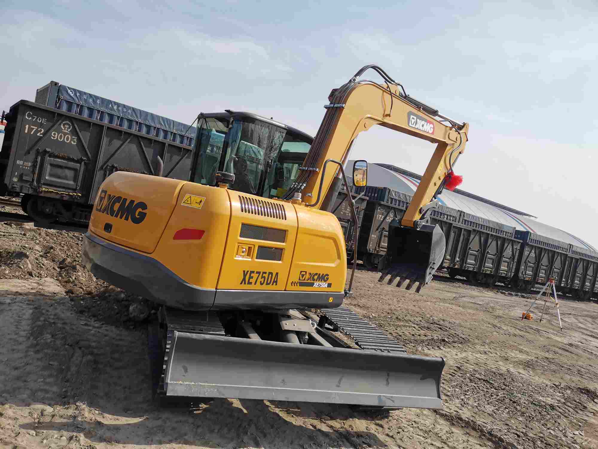 招工详情 常年招人挖掘机学员包教会包分配有自己的练车场地全是新车