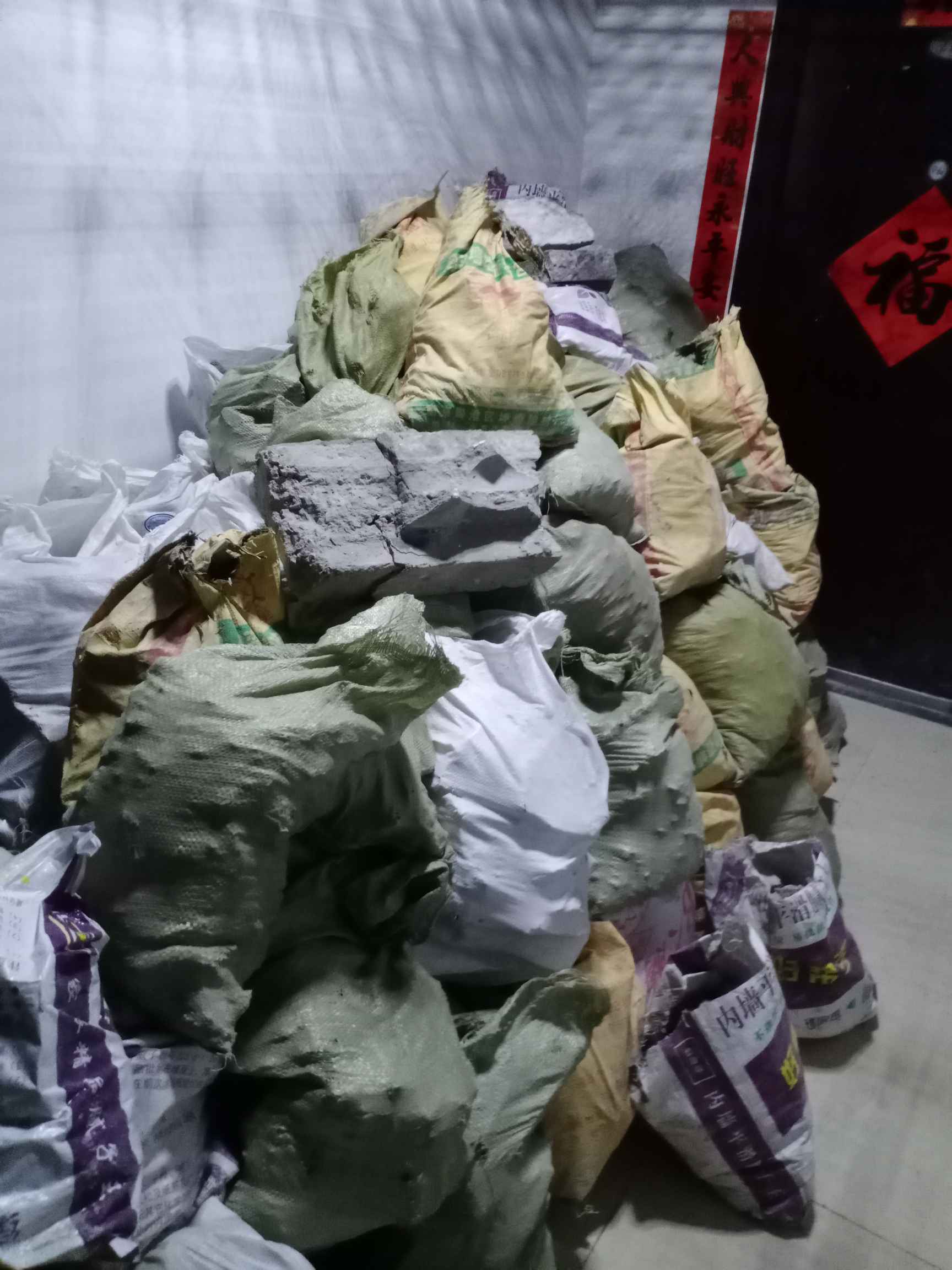 南京江宁区胜太路地铁站这边有几十袋建筑垃圾两百块运走自己