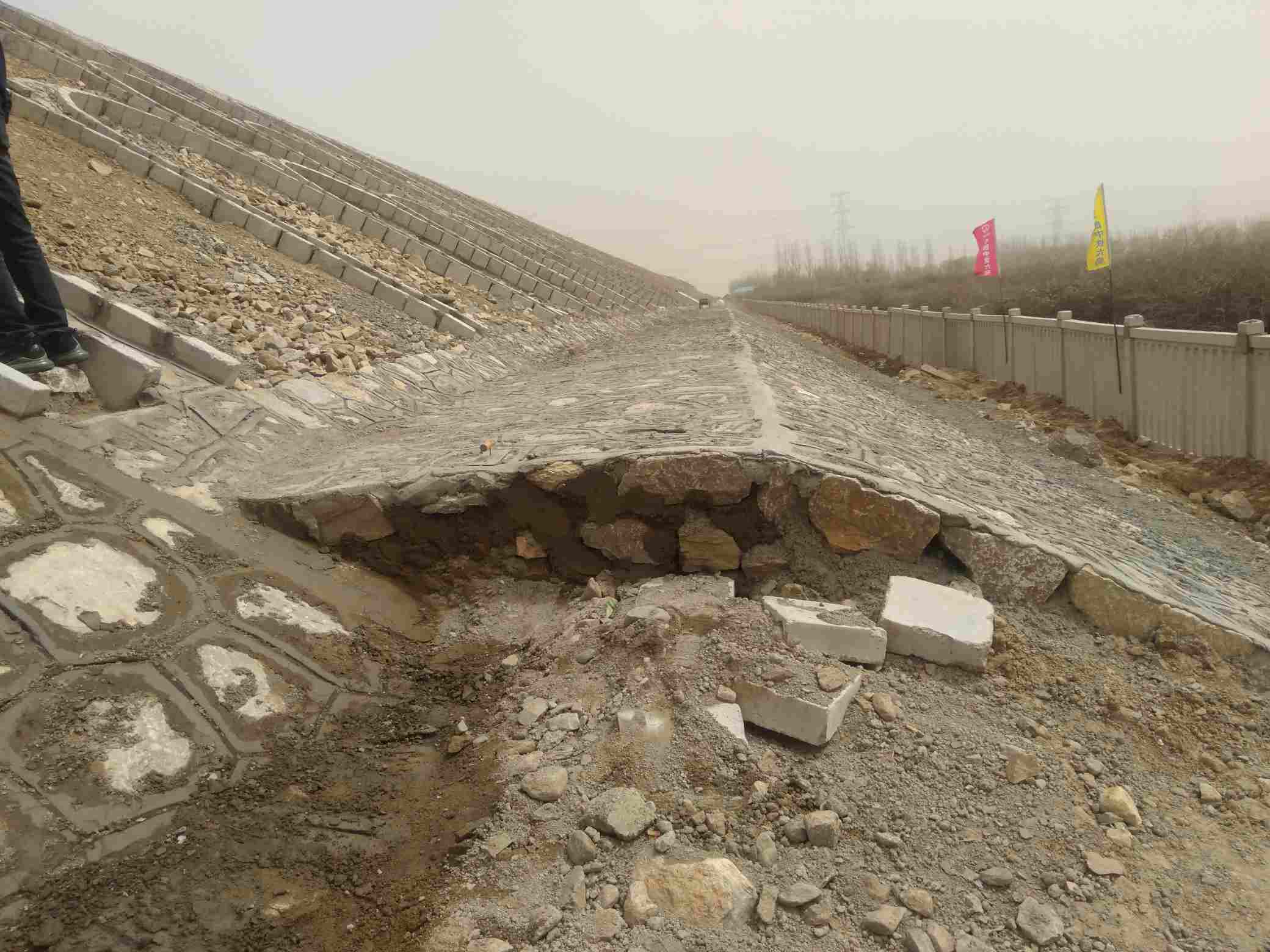 大同平城区砌护坡石头有干的工人打电话