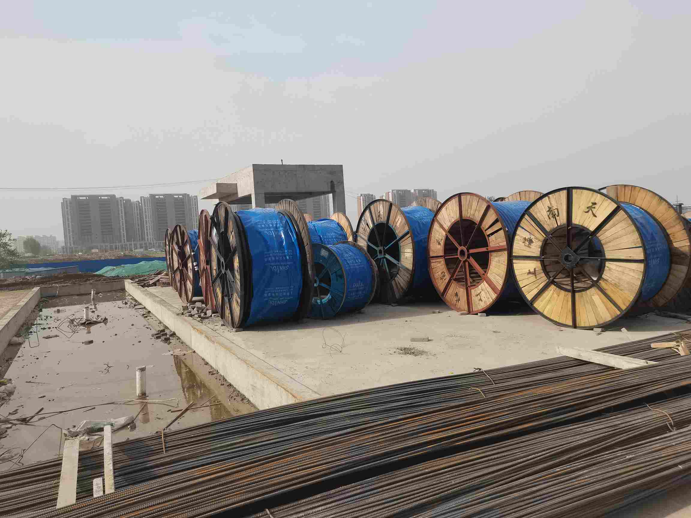 青岛即墨区分包厂区放电缆和压线按