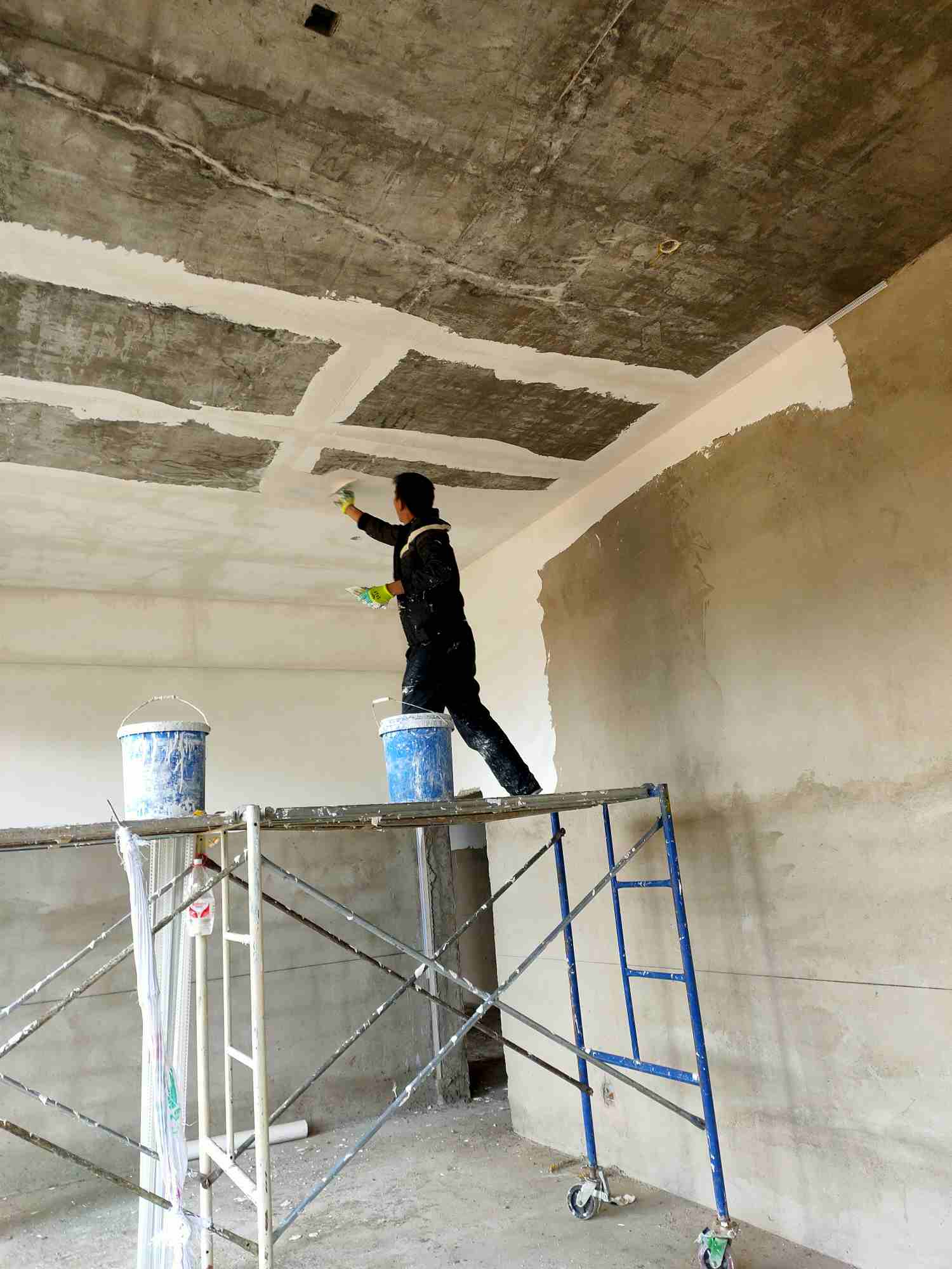 云南昭通东川放吊绳300一天包吃住,两层三层楼刮灰滚漆,半个