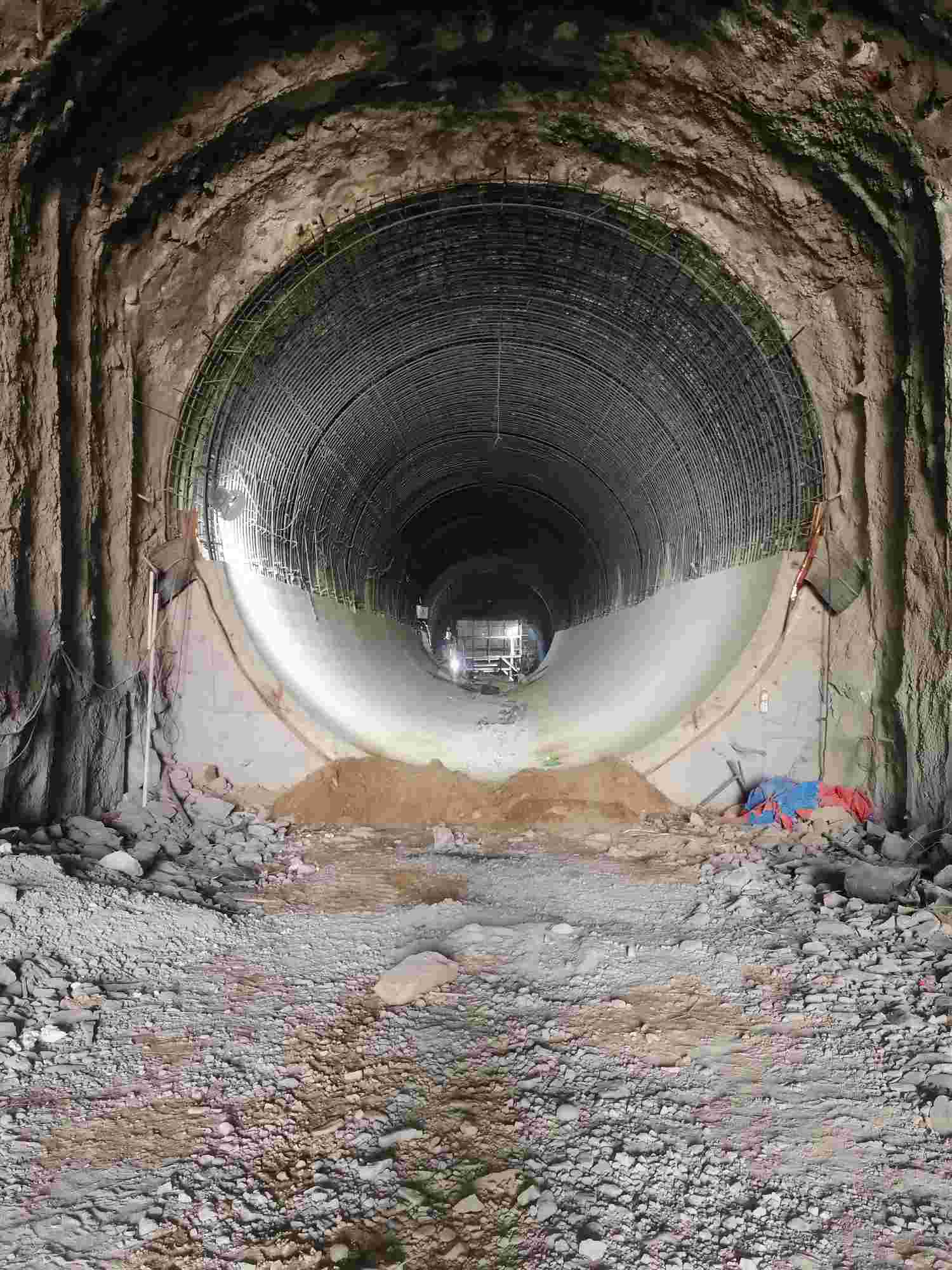 西宁城东区又干隧道二衬工人吗,水电站发电洞7乘7的圆洞