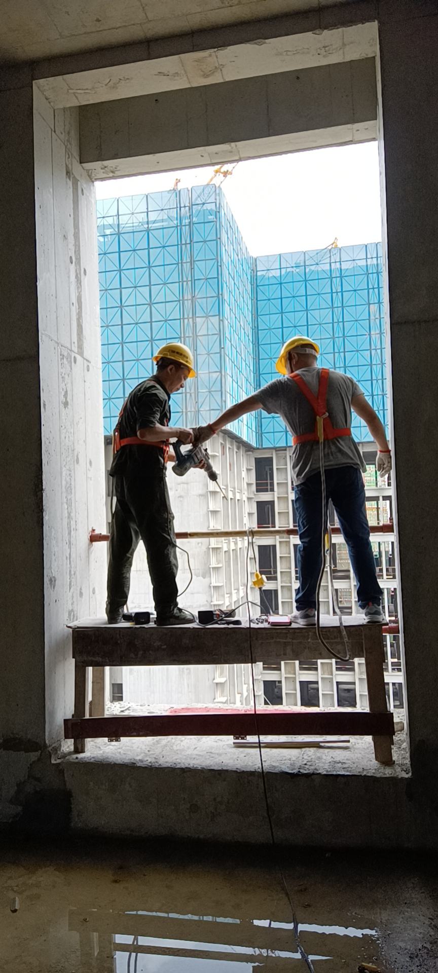 广东珠海招聘专业安装铅合金门窗师傅有5年以上工地安装门窗经验