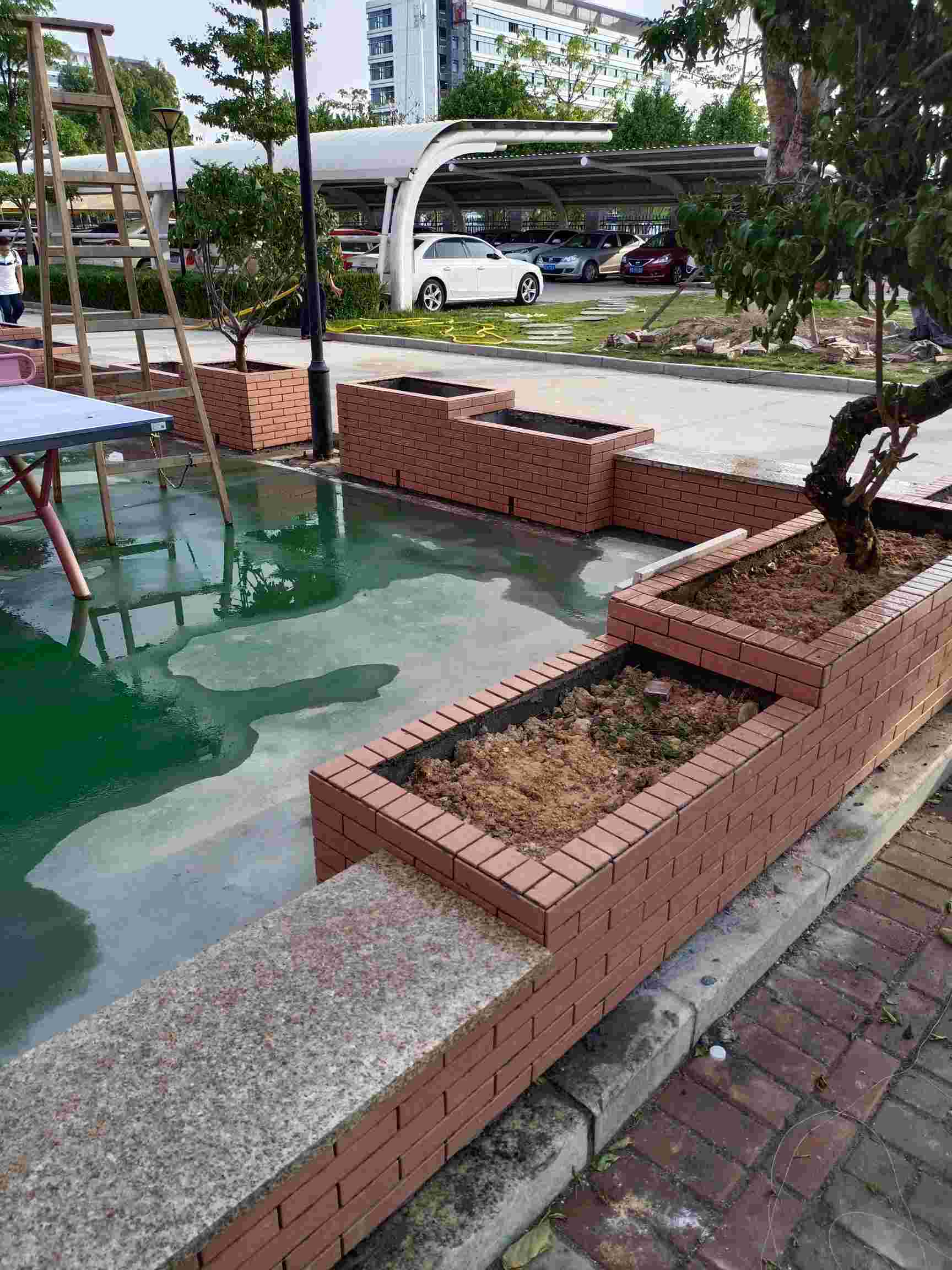 27 工作地区:福建厦门 工作内容:厦门大学花池改造地板装修外墙装修