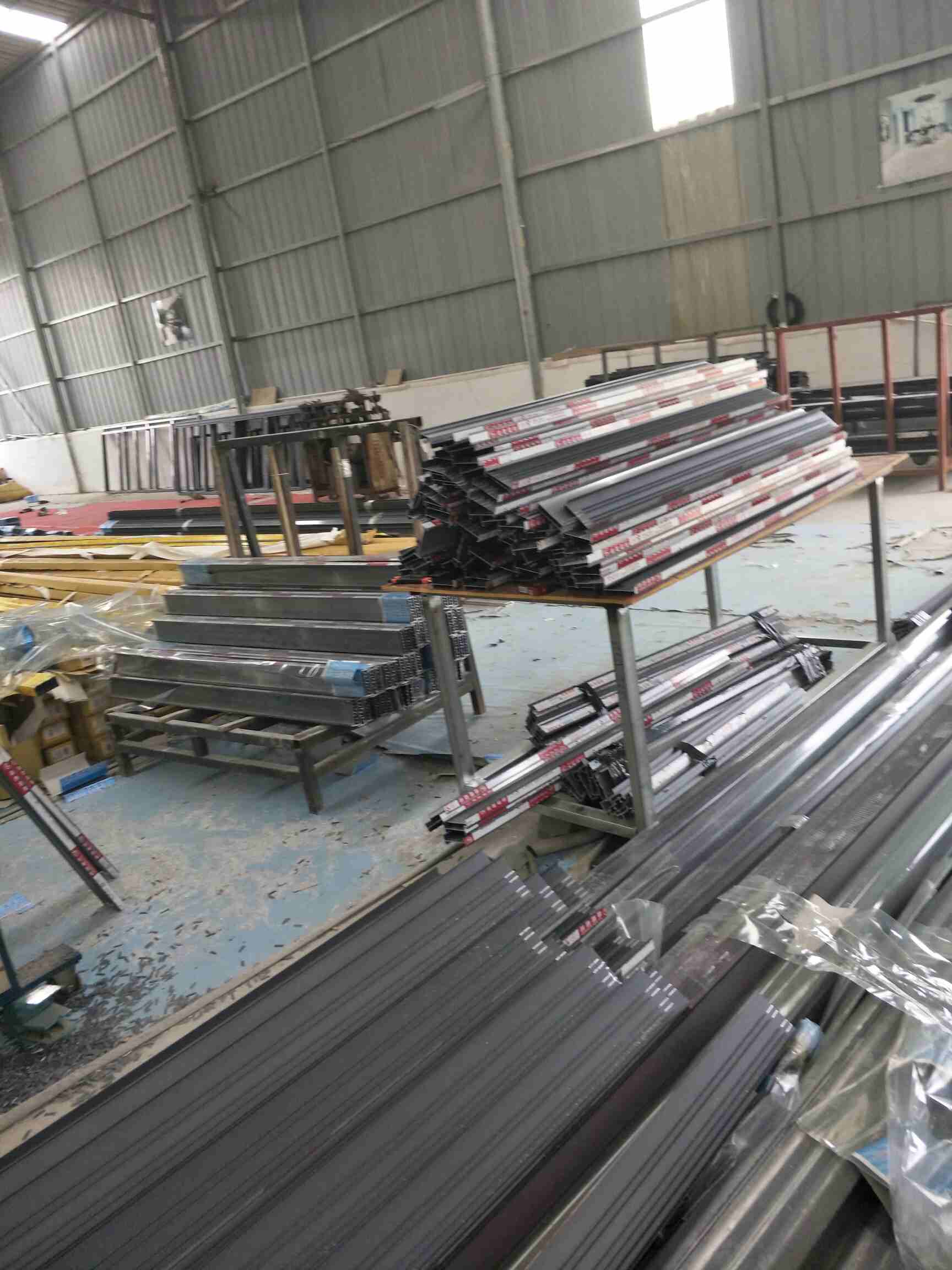 南宁西乡塘区招两人,在厂里做门窗加工170一天8个半钟.包吃