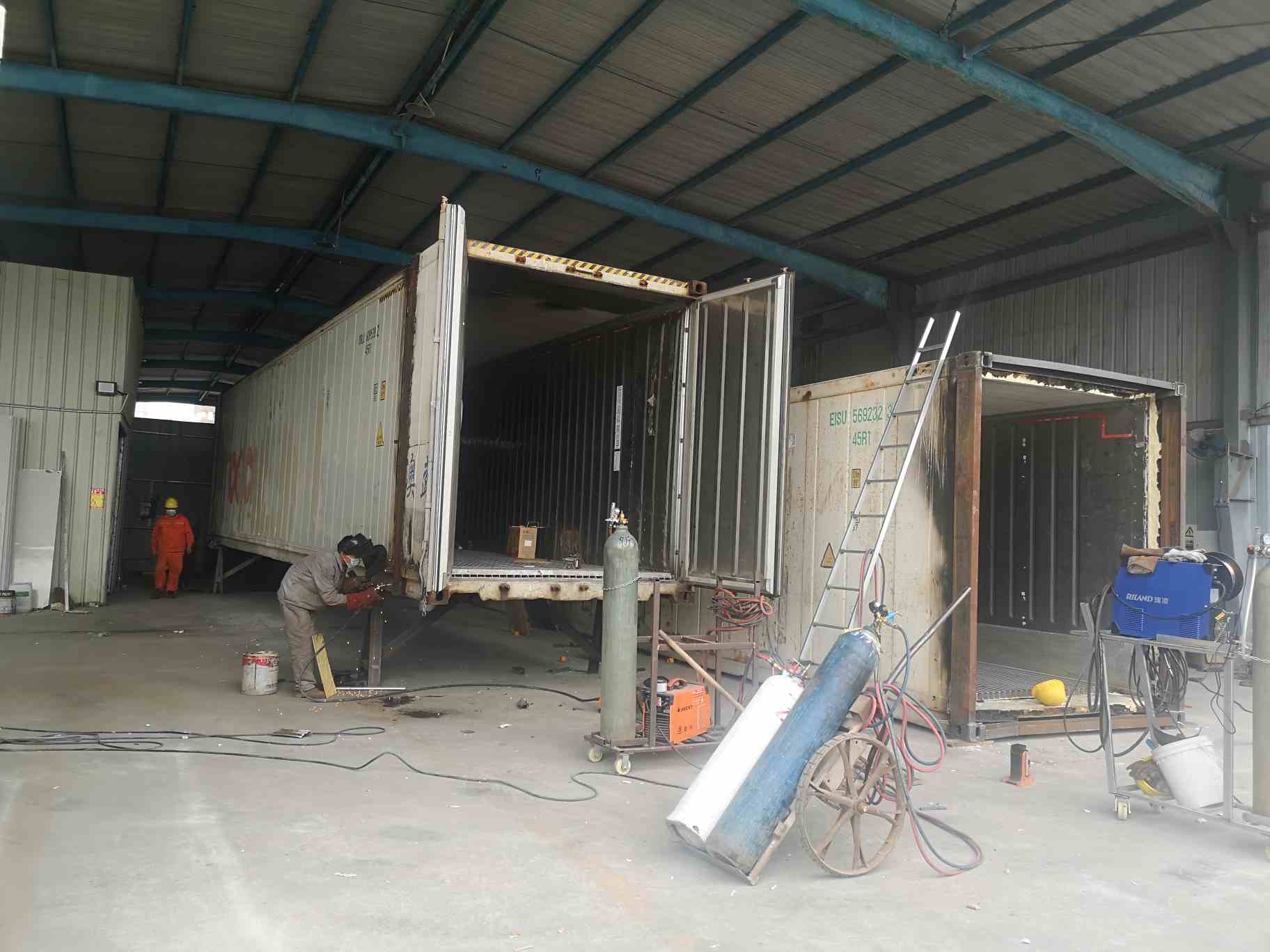 广东东莞招油漆工,主要是二手集装箱翻新,打磨,批灰,打磨,油