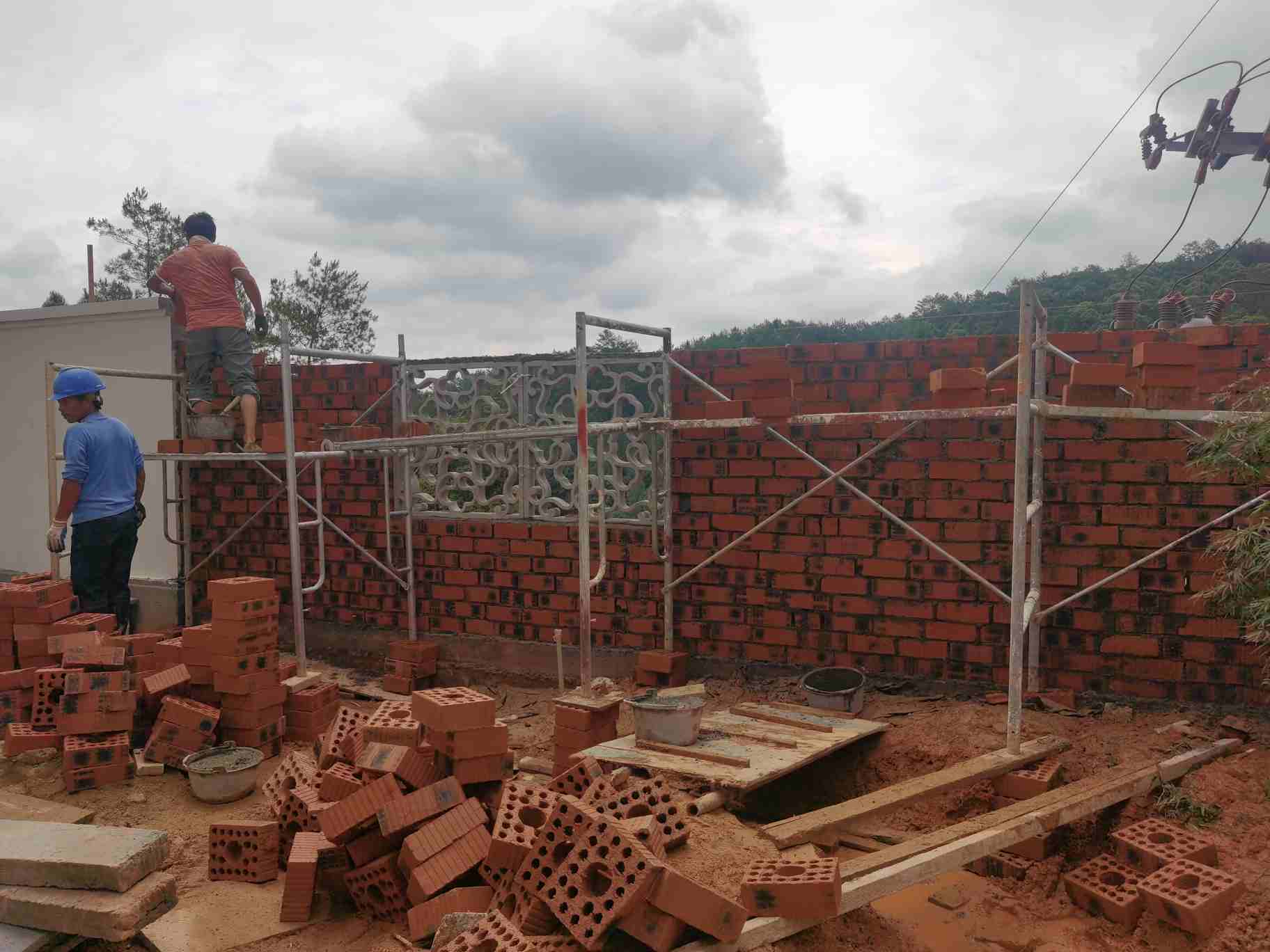 泉州德化县本人招聘泥水工砌墙,粉刷师傅工4名.小工4名!要