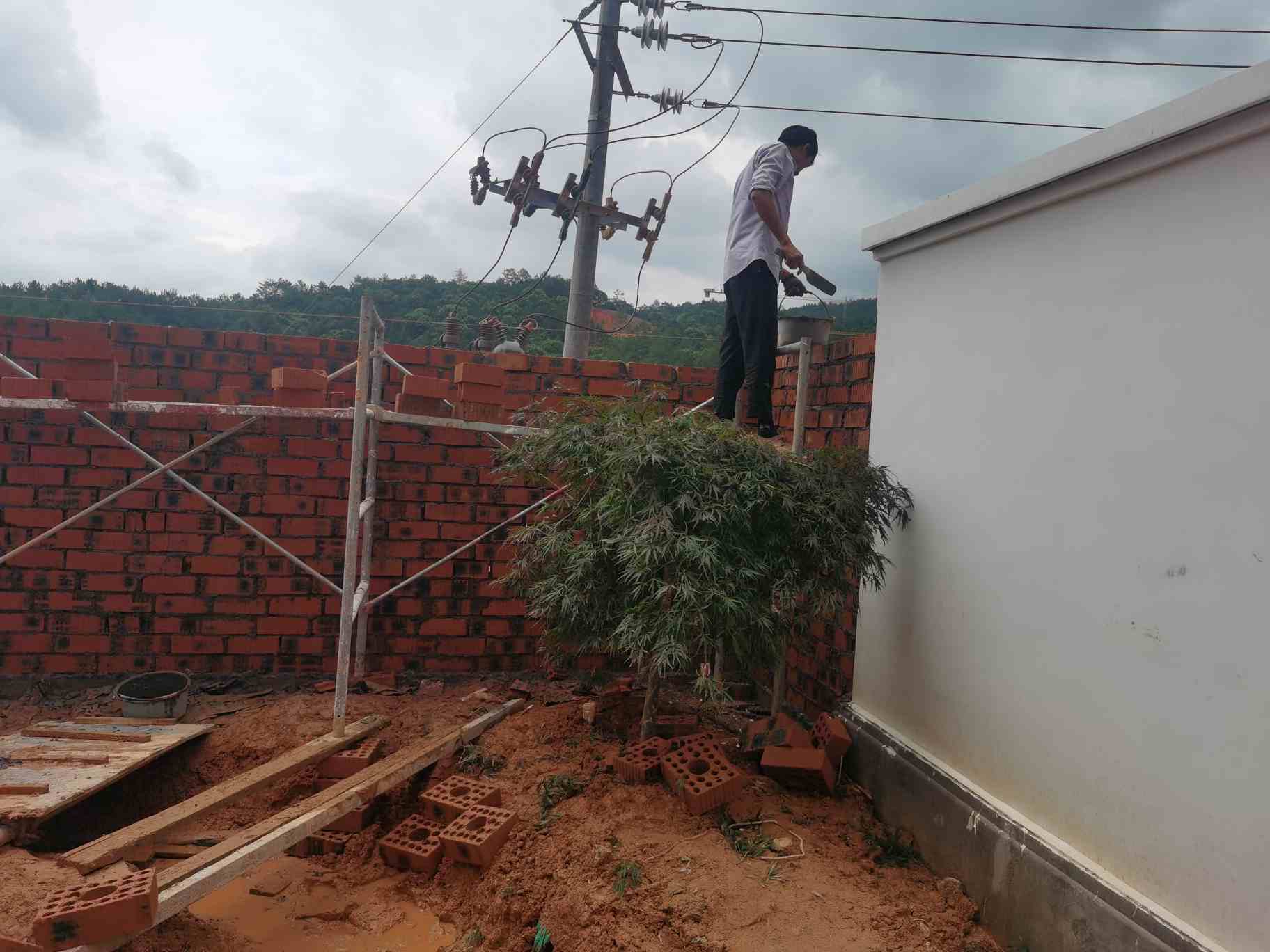 泉州德化县本人招聘泥水工砌墙,粉刷师傅工4名.小工4名!要