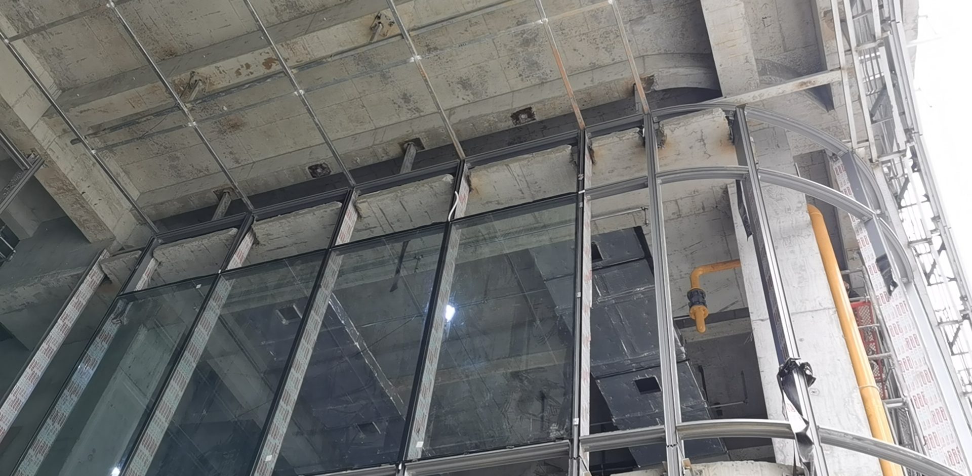 成都青羊区招幕墙小工女工40岁以下的穿横框胶条竖框胶条的18