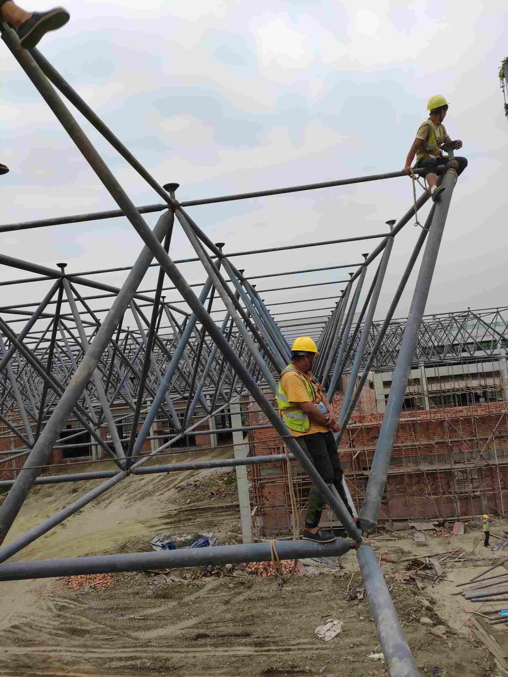 成都青羊区招个路精英装网架高频檩条c型钢在成都工地联系电话