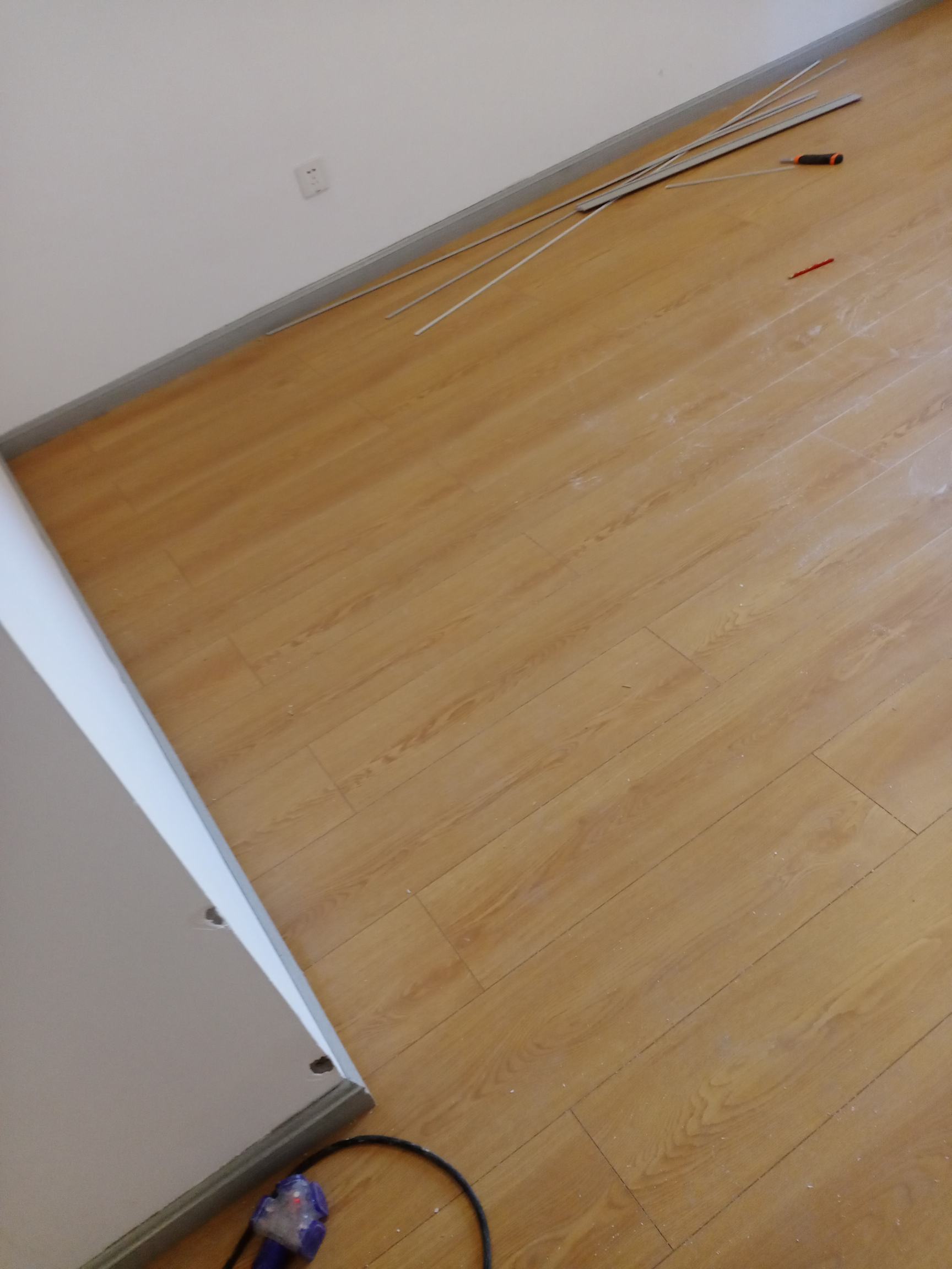 昆明呈贡区明天找一位临时工拆木地板男女都行