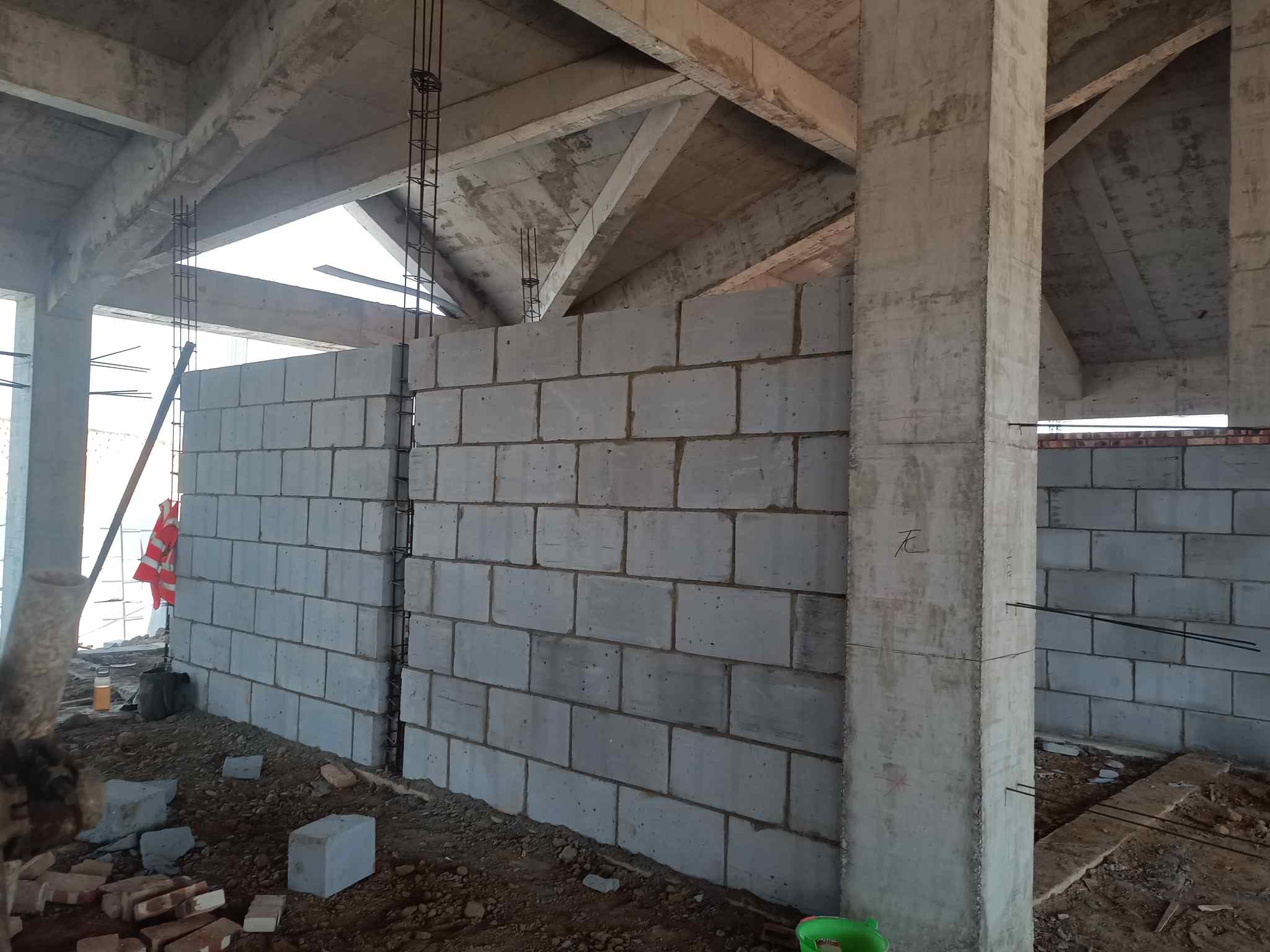 吕梁兴县吕梁兴县找砌加气块瓦工小工30人吃苦耐劳长期