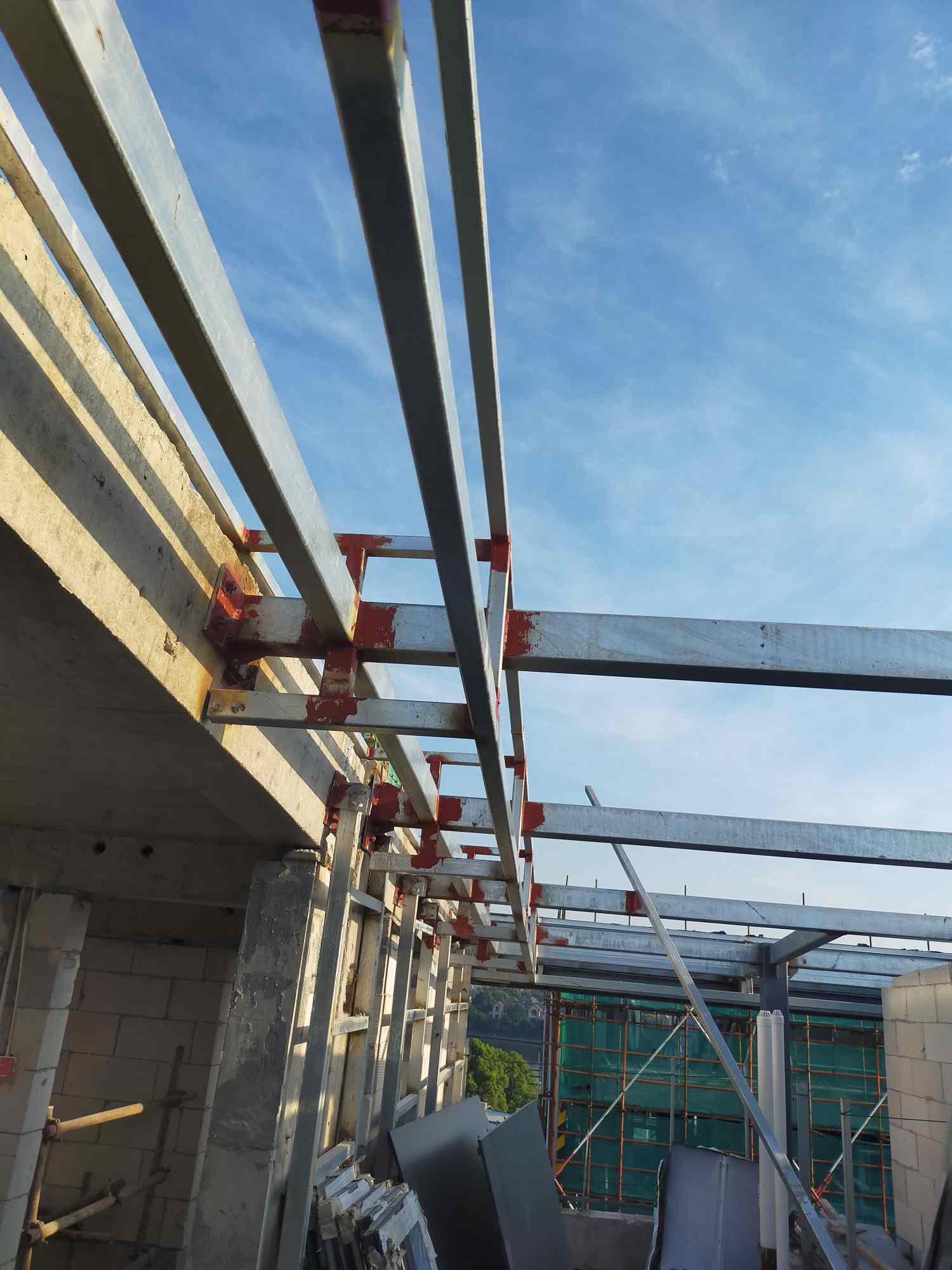 杭州余杭区招收电焊工铝板安装工铝合金线条安装工小工等