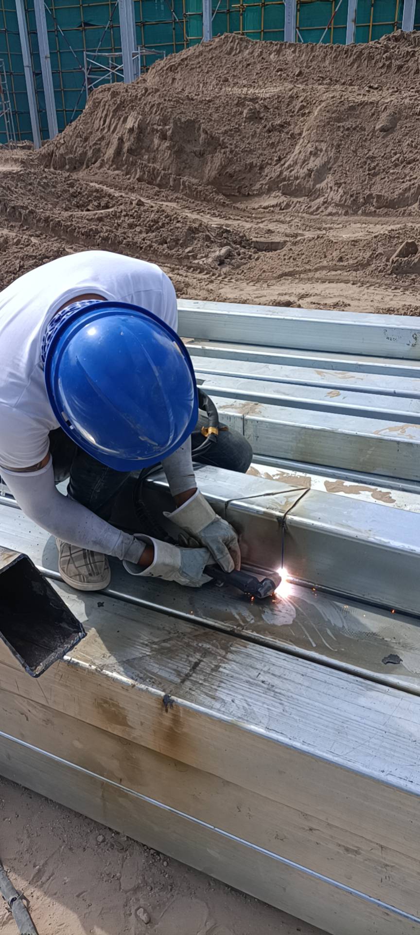 银川西夏区找小工给焊工打下手刚结构活每天200管午饭