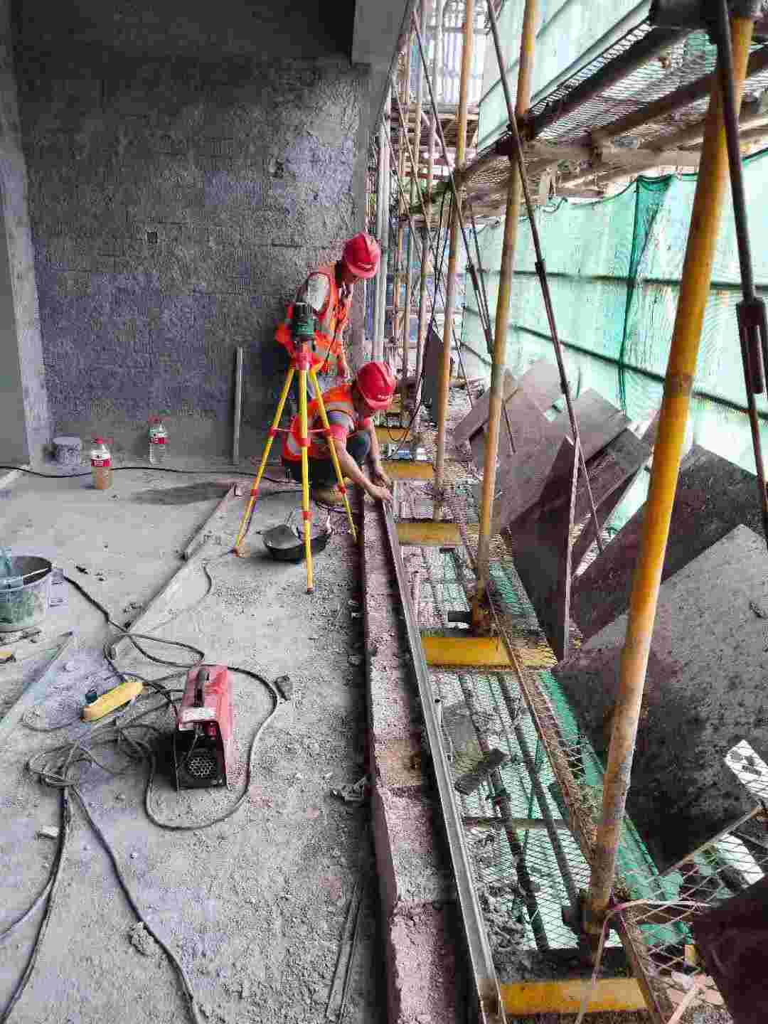 浙江丽水现急需要专业玻璃栏杆安装电焊工工地在浙江丽水有