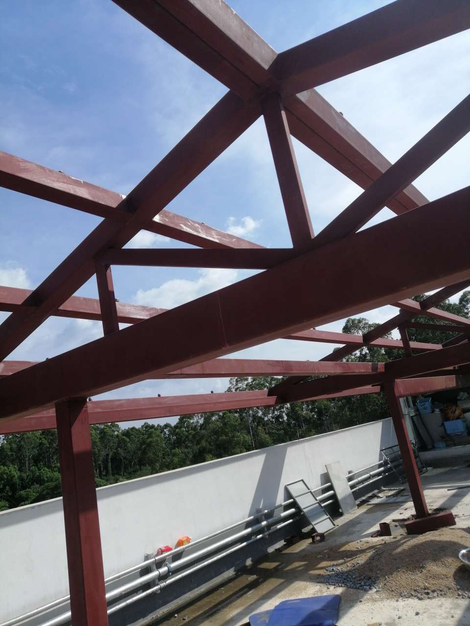 要求技术过硬.能吃苦耐劳的,服从安排.给钢结构人字梁喷涂料.