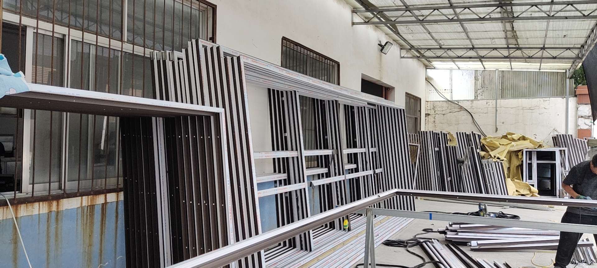 青岛黄岛区青岛招断桥铝门窗车间制作大工中工小工多多益善