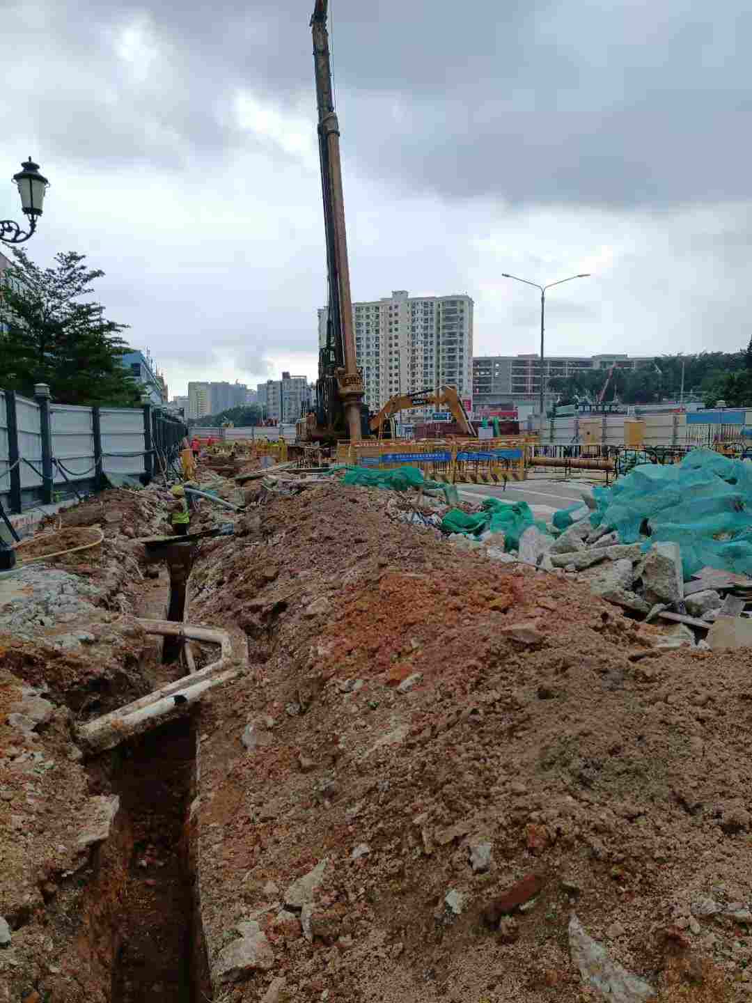 深圳南山区工地招小工260一天配合挖机干活挖机挖不到地方就有