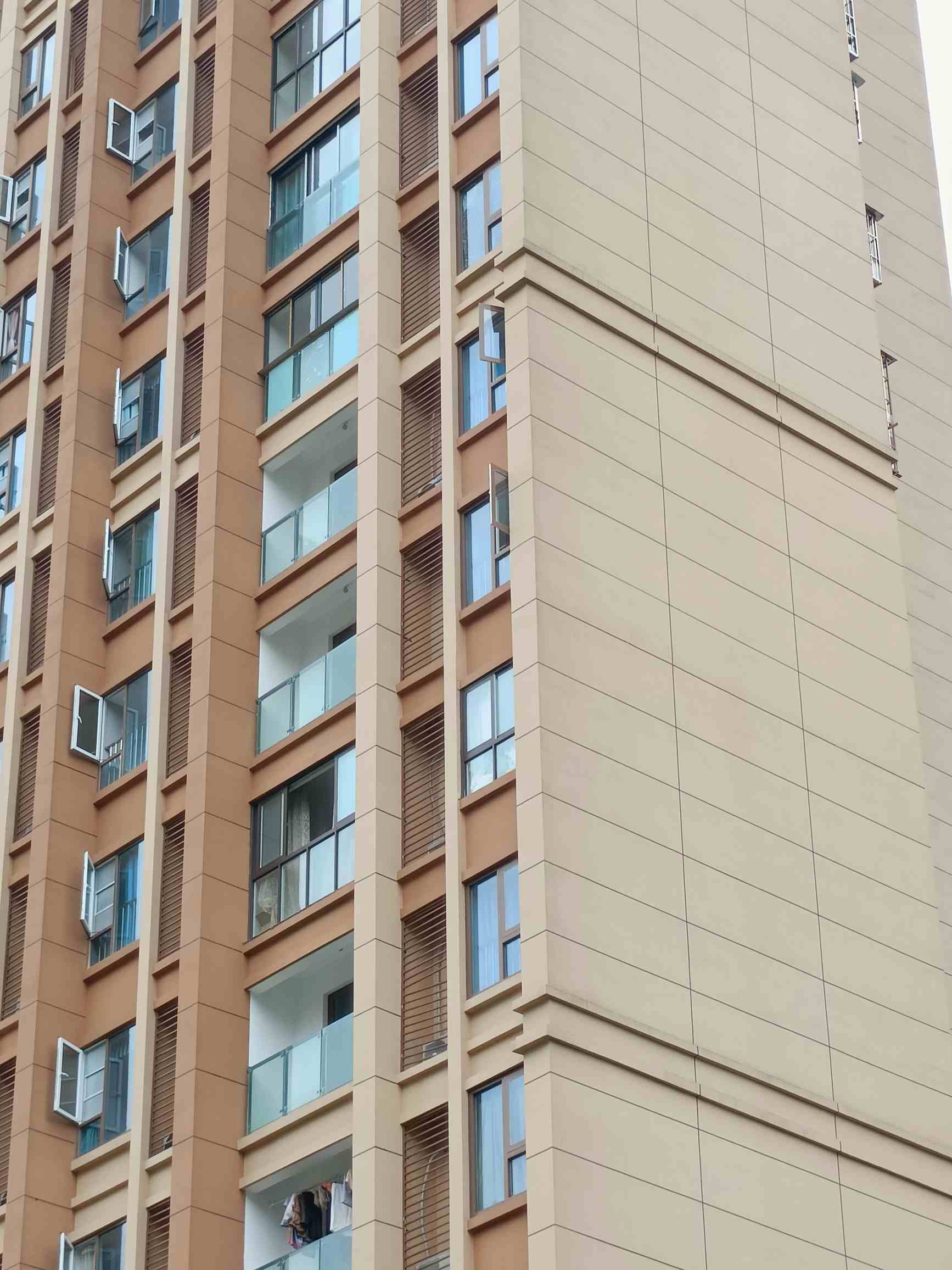 成都龙泉驿区成都东站外墙做真石漆包工