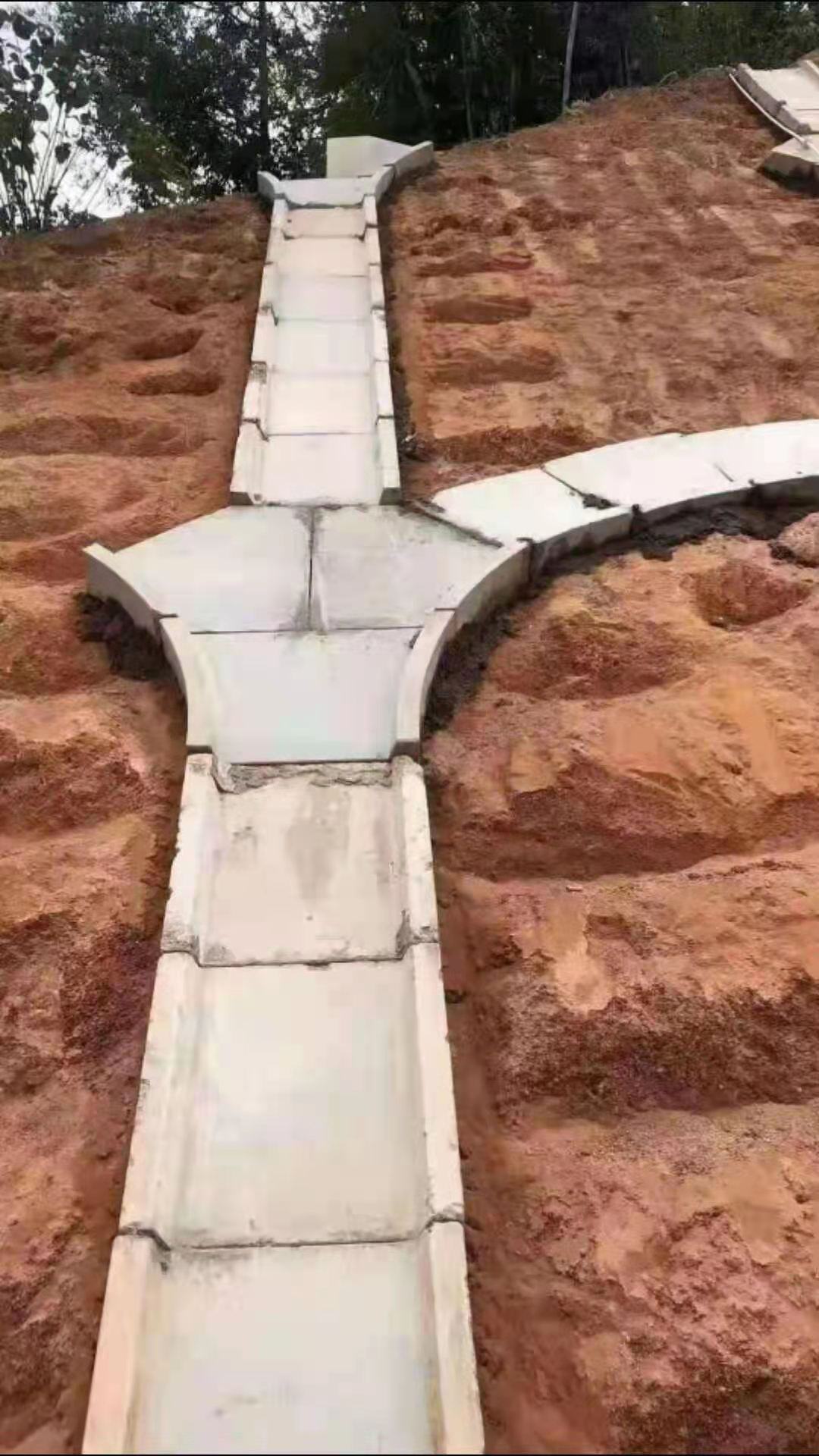 昆明呈贡区高速路护坡骨架切预制块招小班组包工,有十几万方,砖