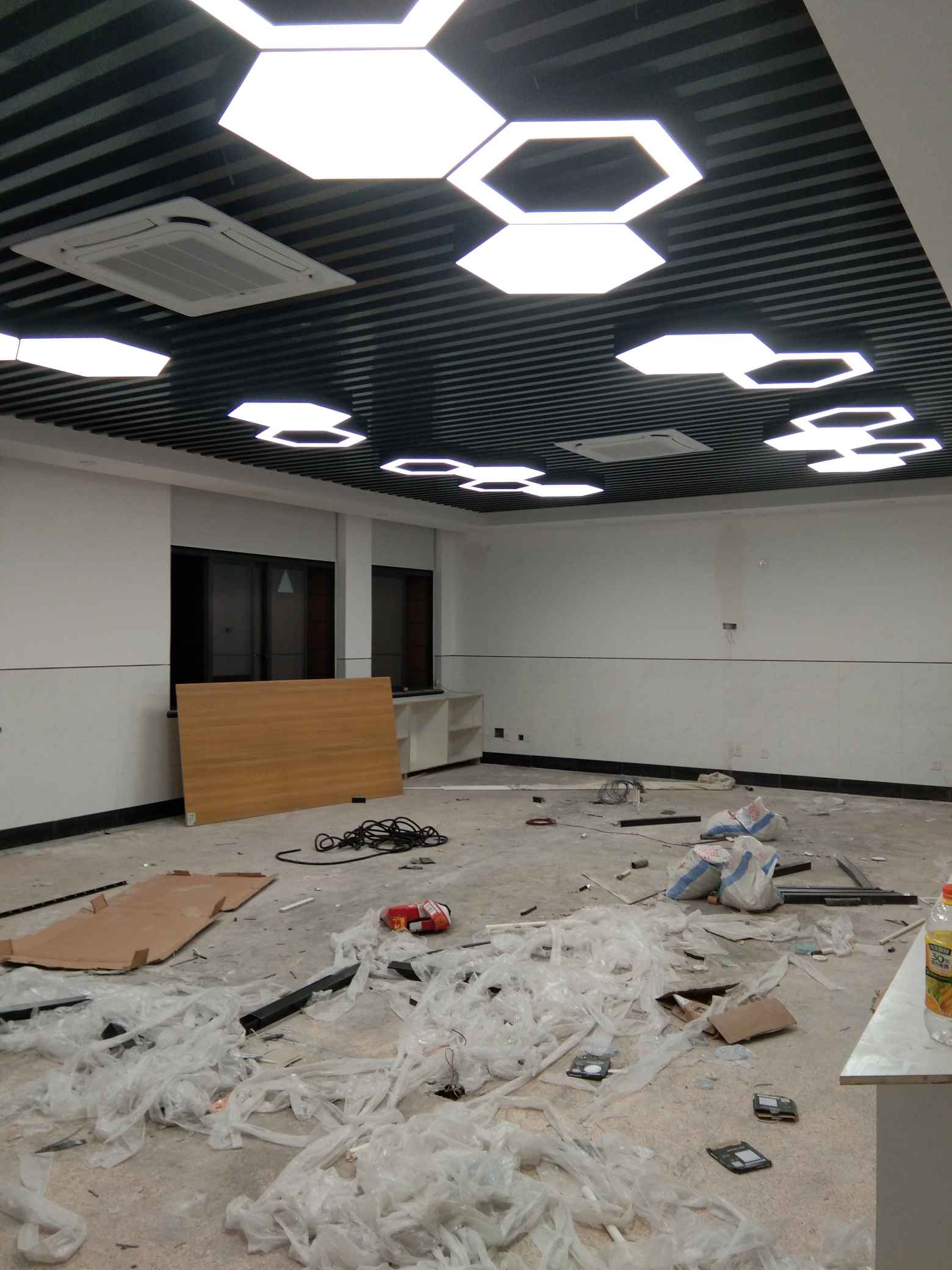 浙江杭州熟练的水电工后期灯具安装