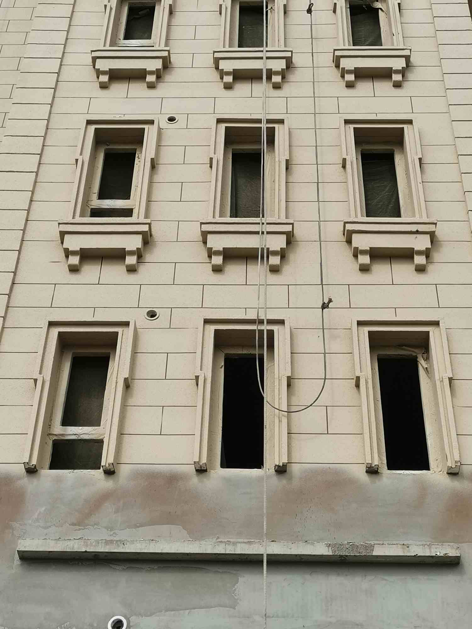 陕西西安外墙真石漆需要三个人9个小时350-/天喷漆400工