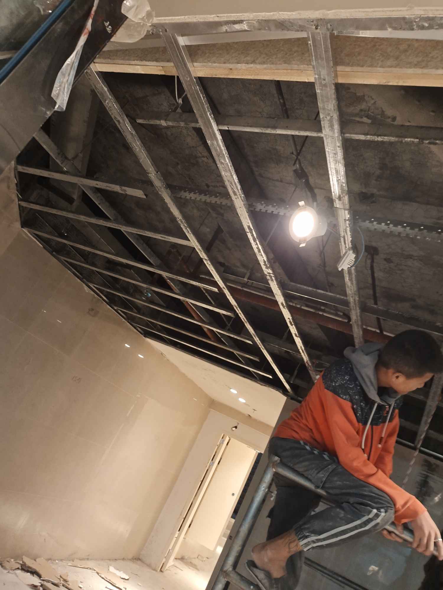 贵阳观山湖区需要两个木工师傅封石膏板,350一天八个半小时做