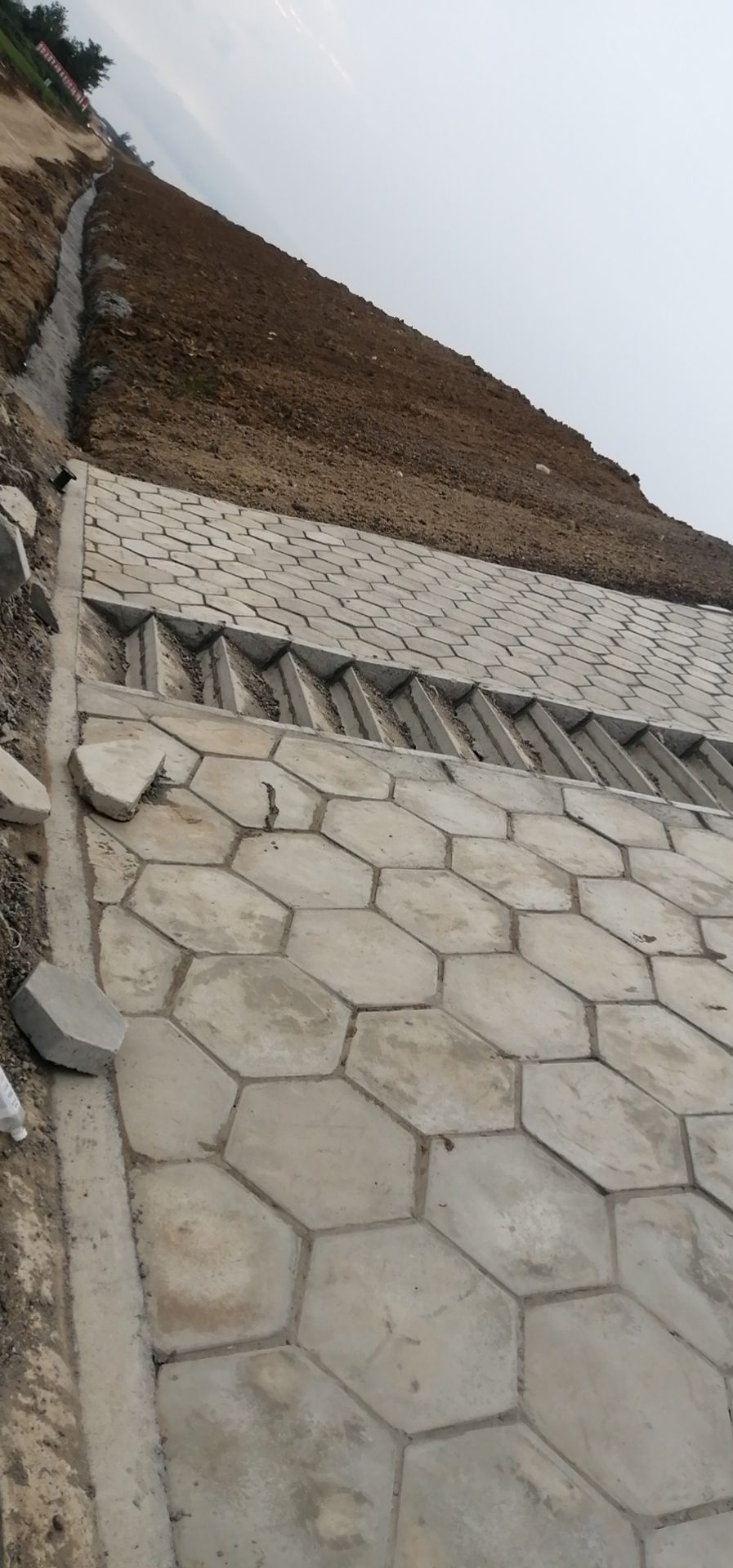 滁州来安县高速公路急招100人护坡水渠铺装预制板块打混凝土