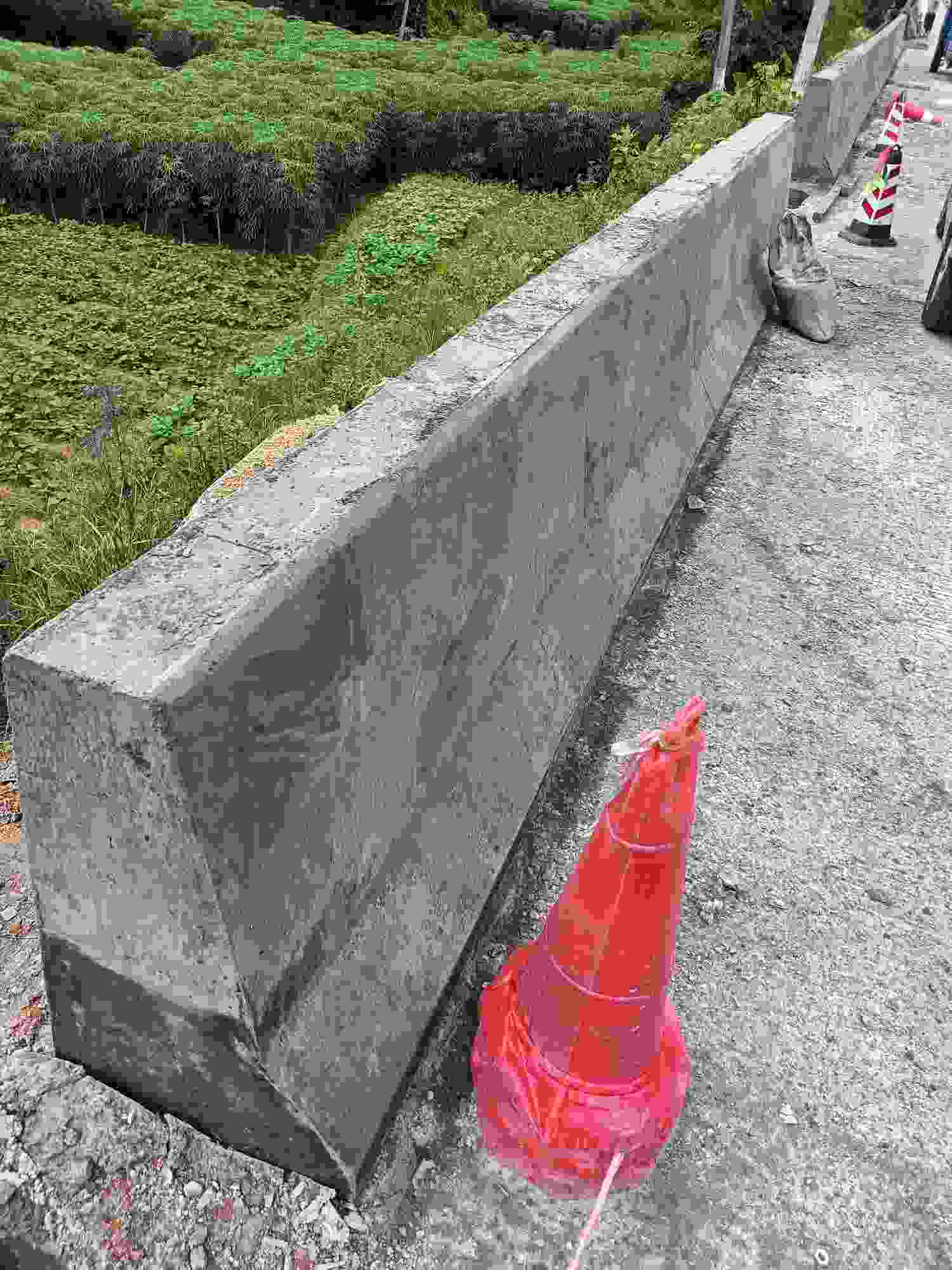 梅州五华县招会做路边的防撞墙,要懂得会装钢模公里数长,有意者