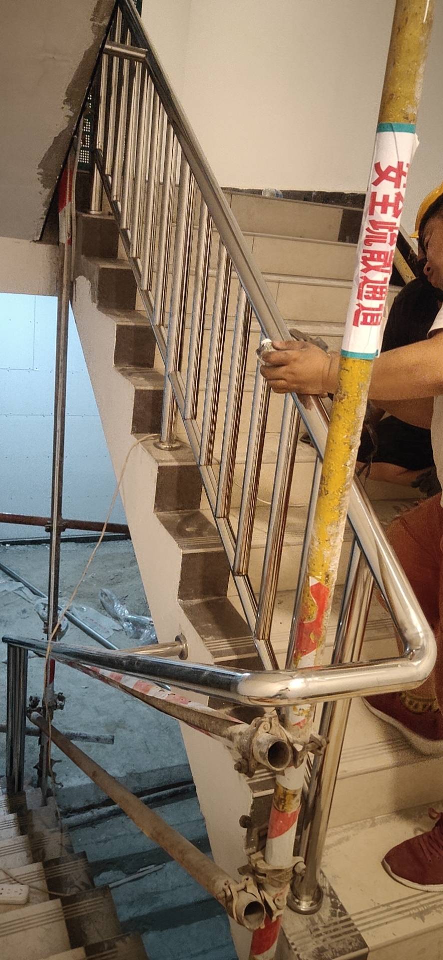 楼梯扶手安装工人图片